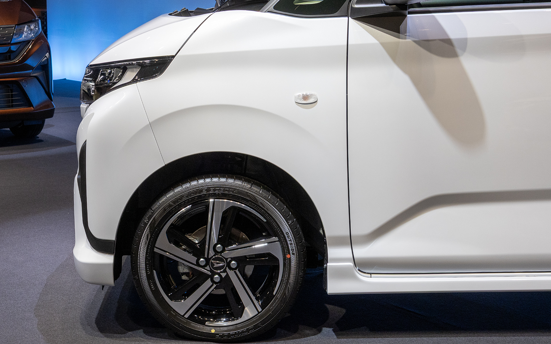 ライトから伸びるエッジの立ったラインから少し凹ませたあと、フェンダーアーチに合わせたエッジを設けている。そこから下はストレートに落とすことで、単調になりがちなフェンダー面を動きのある造形としている