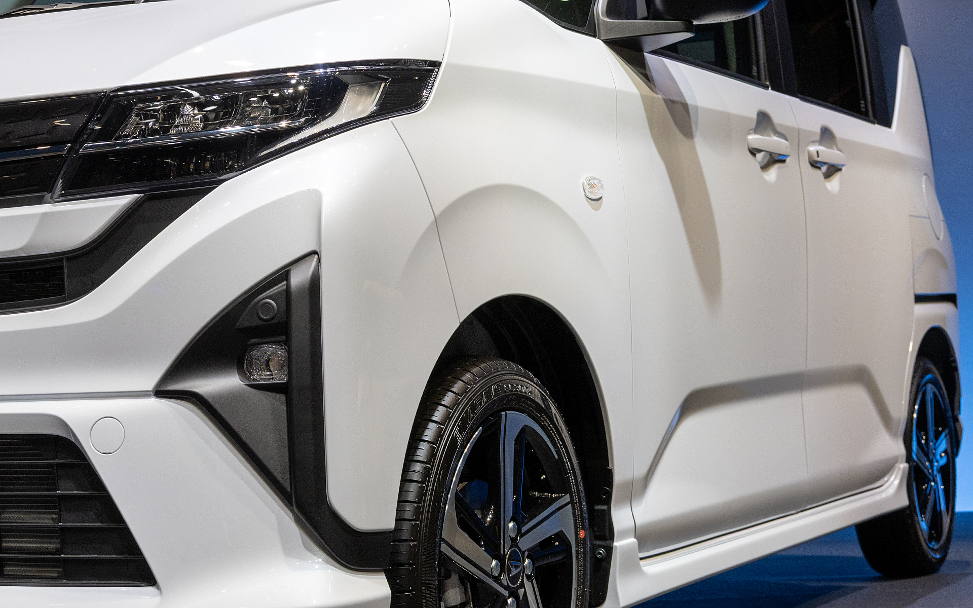 斜めの位置から見るとフェンダー部分の造形がよく分かる。陰影を上手に使えるデザインだ