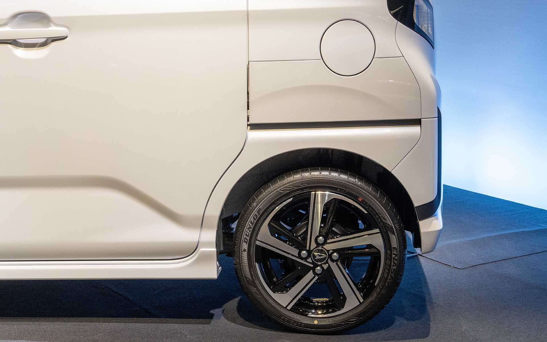 リア側はスライドドアのレールがあるのでデザインをしにくいところだが、フェンダーアーチ上のラインはスライドドアのレールがあっても存在感はしっかり出ている