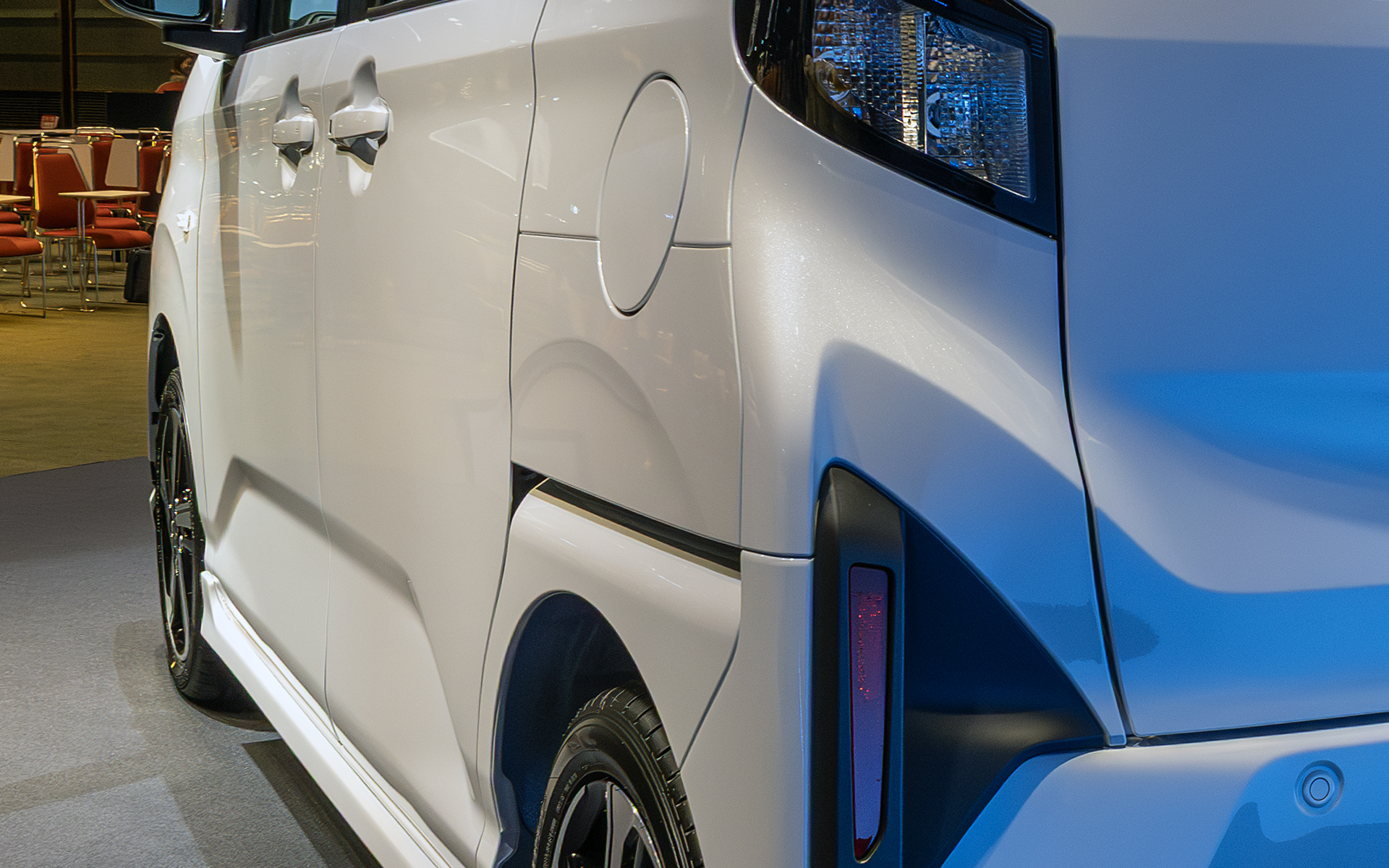 軽ワゴン車ではリア側を横から見たときに厚みを感じるものが多いが、新型ムーヴはリア側に多くのアクセントを入れているのでそういった印象はないだろう