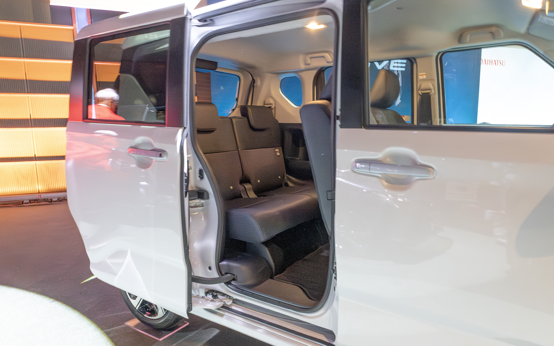 スライドドアを採用するには上下平行にレールを設ける必要がある