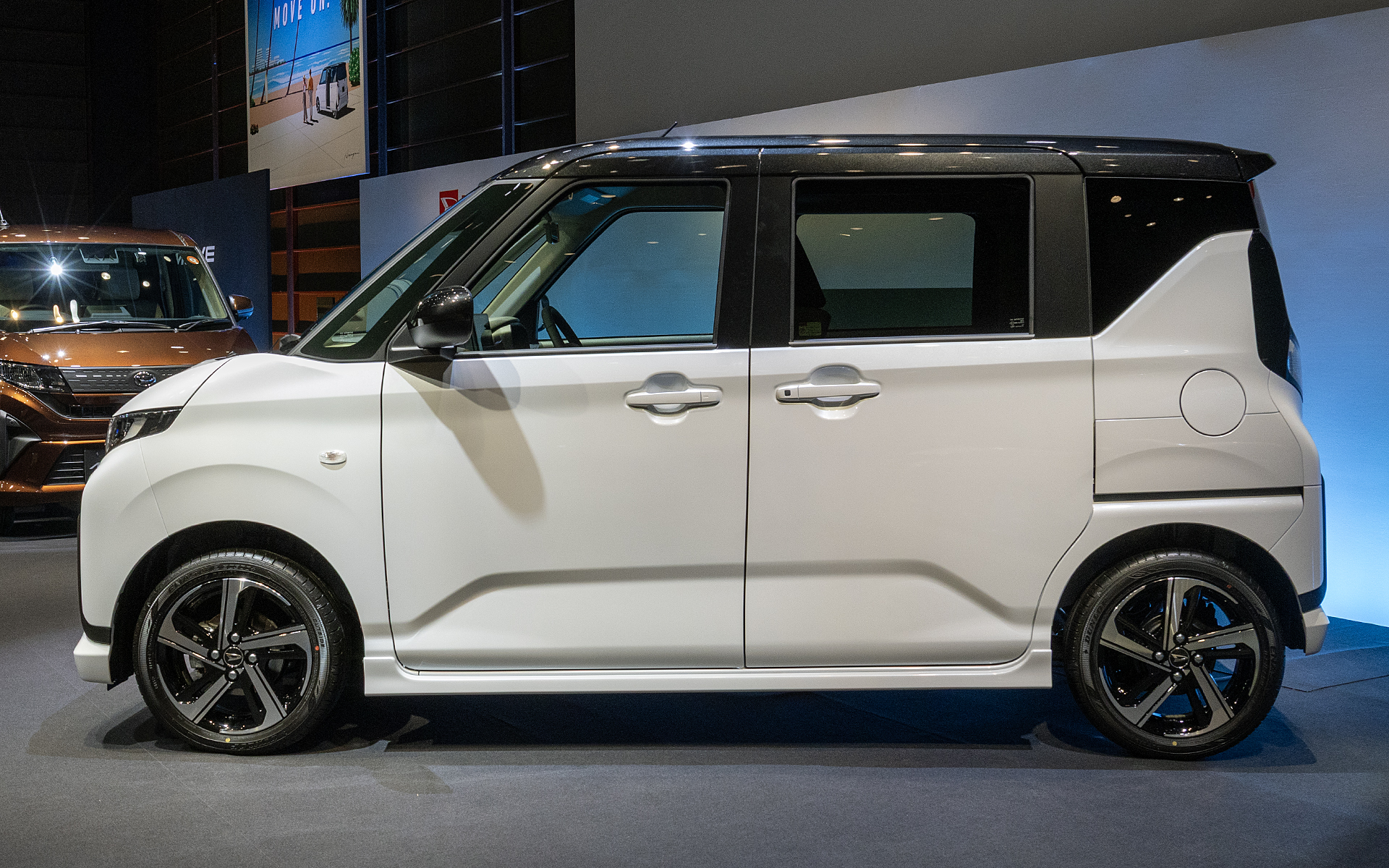 ボディサイズに制限がある軽自動車ではレールを設けることでルーフのラインがまっすぐになってしまうのだ