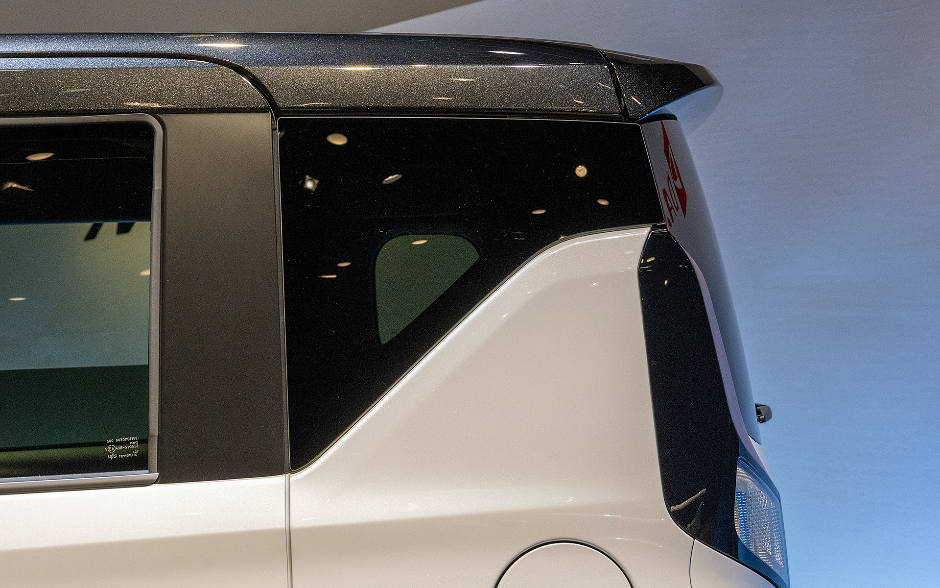 リアまわりの印象に大きく影響する特徴的なリアクォーターパネル。Cピラーを太く、まっすぐに立てていて、ウィンドウの色も濃くしているので、よりパネルの形状が際立っている