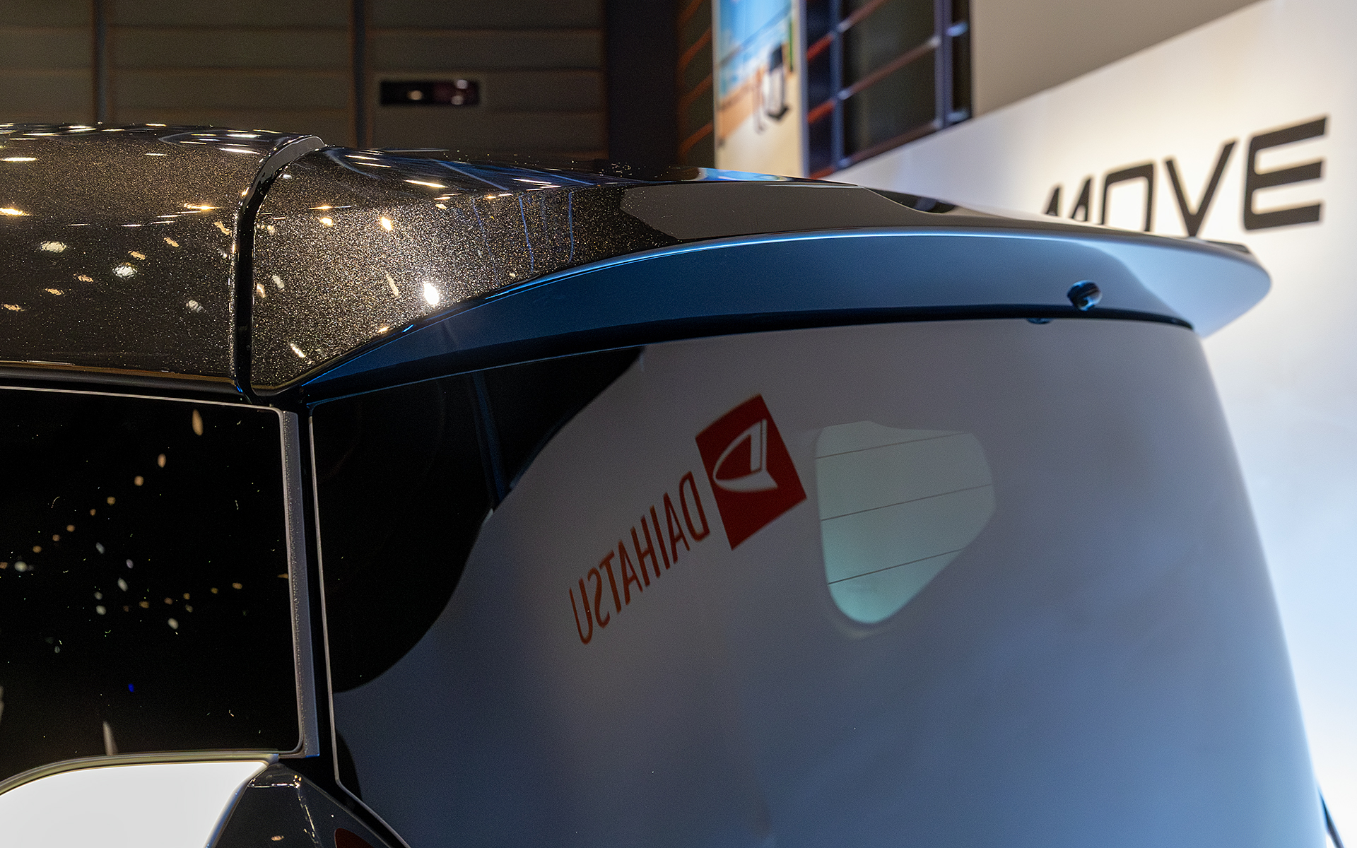 リアスポイラーは真ん中にいくにつれて厚みが薄くなるデザイン。センター部分はかなり薄い造形になっている。これも凝ったものだ