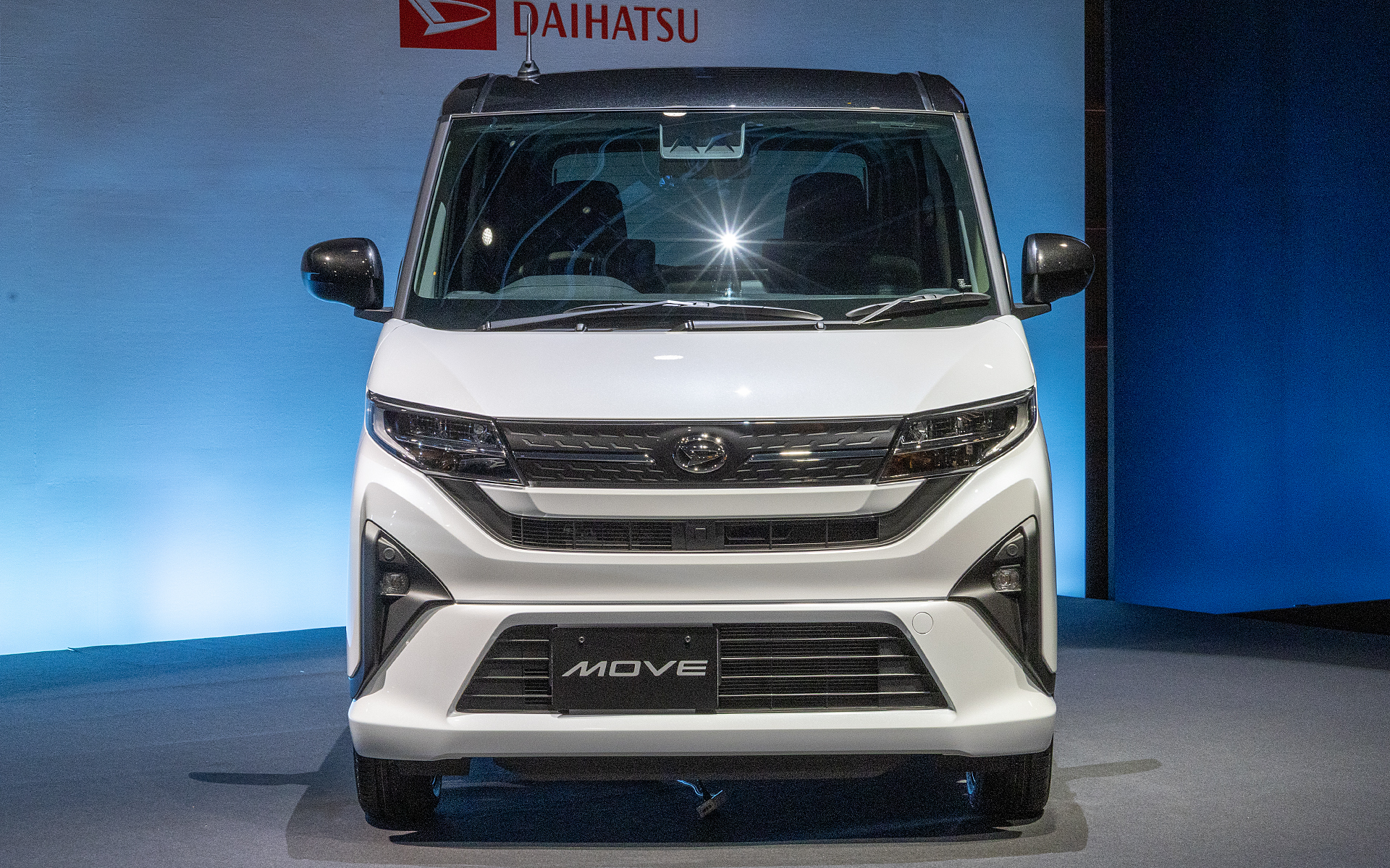 フロントまわりのデザインはスポーティさを重視している。最近のワゴン車の顔つきは迫力を出すものと親しみを感じるものの2パターンが多かったが、新型ムーヴのフロントまわりはそれらとは違うテイストだ