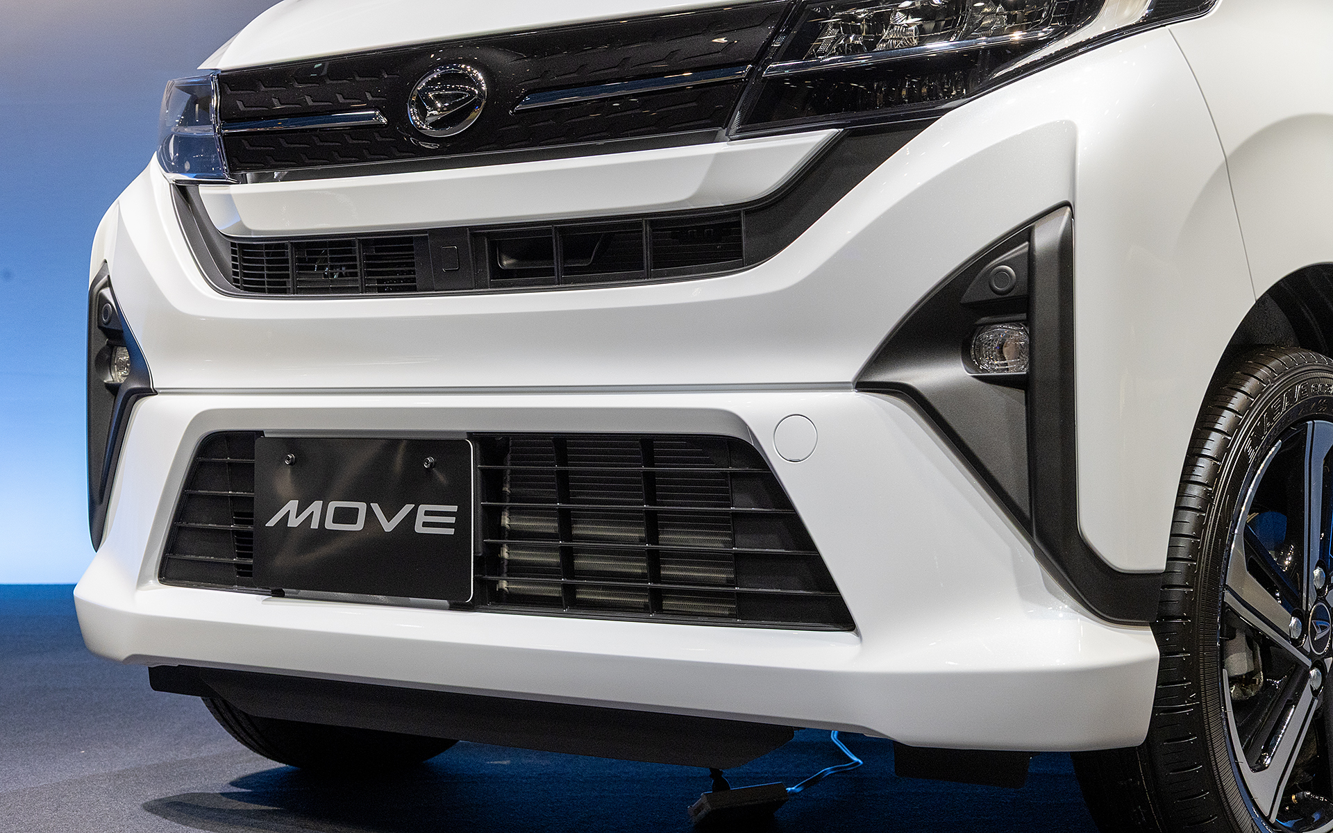 フロントバンパーも複雑な造形で構成されている