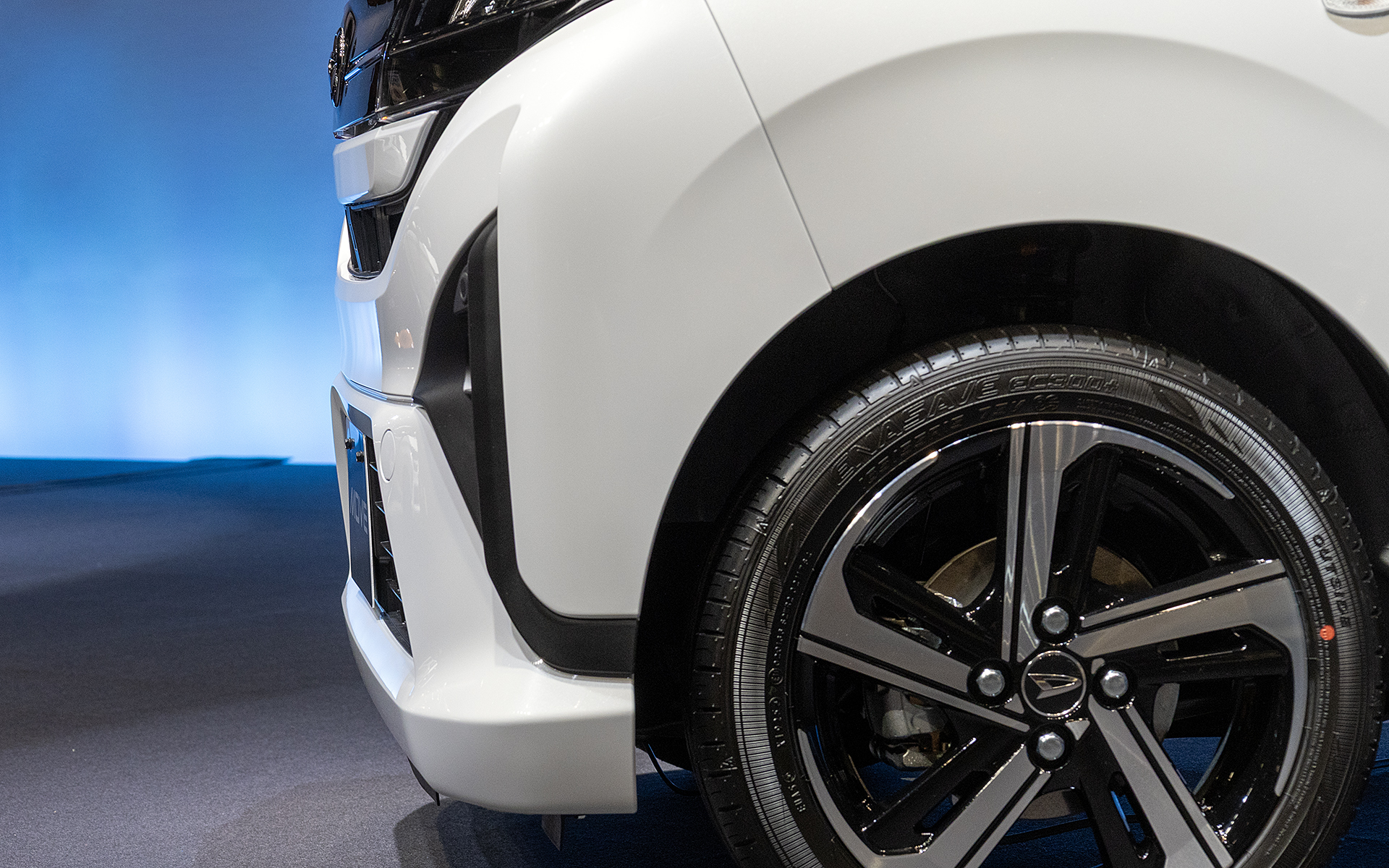 バンパー下部に大きな段差を付けることでスポーツカー用エアロバンパーのフロント開口部のような印象となっている