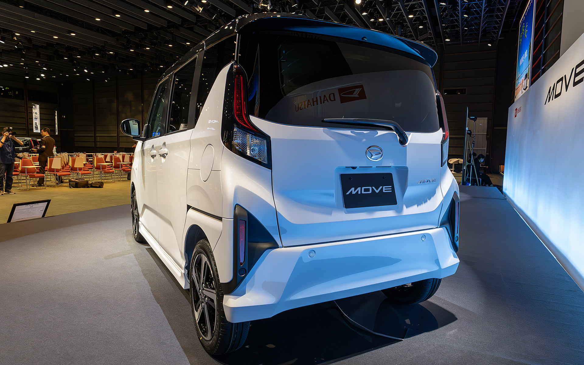 リアまわりもこのように凝ったラインで構成されている。大胆だがくどくないところがポイント