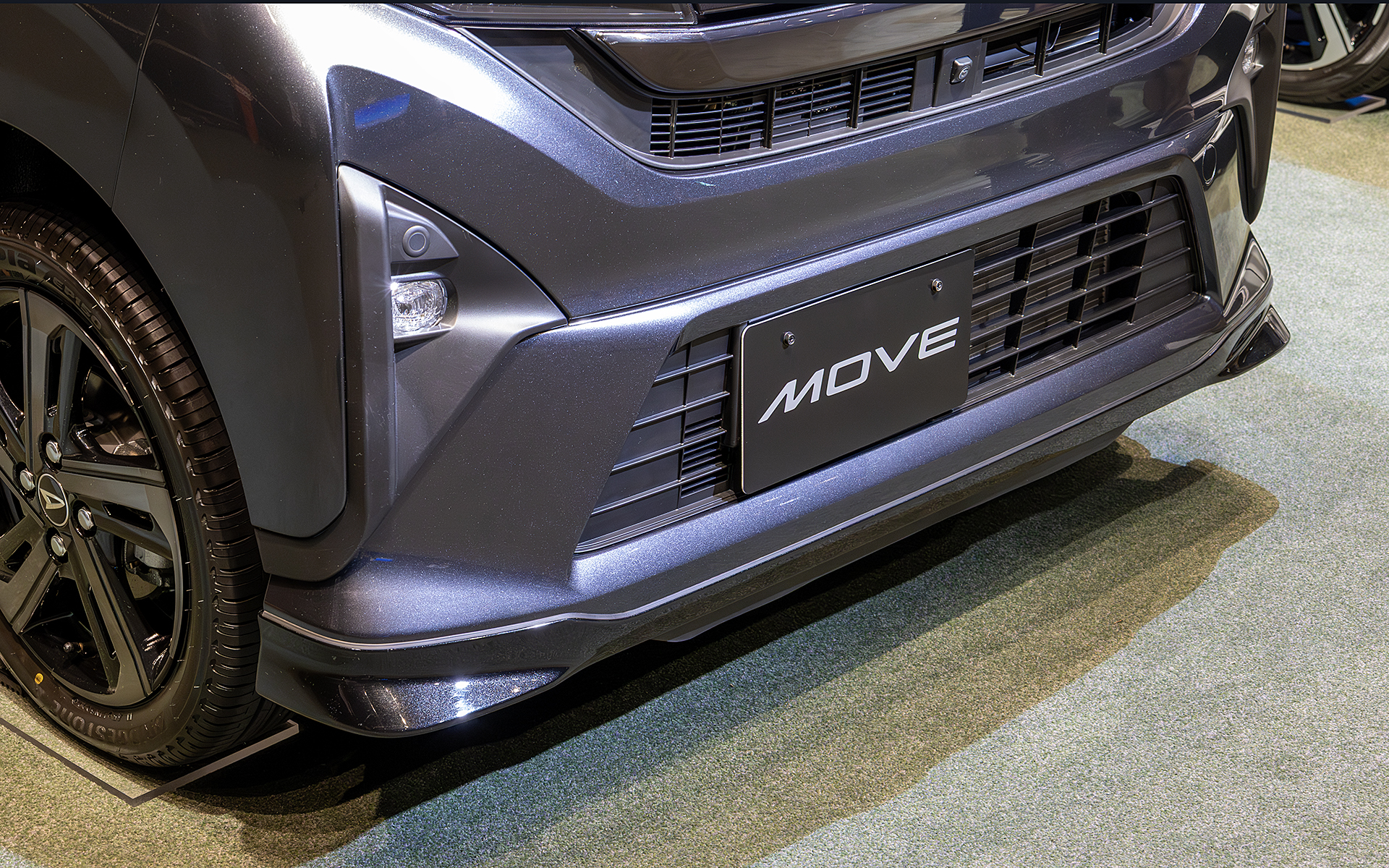 アナザースタイルというスタイルオプションに設定されるフロントロアスカート。1900年代～2000年代のアフターパーツのリップスポイラーのような造形。デザイナーに伺ったところ、そうしたテイストも意識したという。こうしたところも目利きの世代には「ピン」とくるところだ