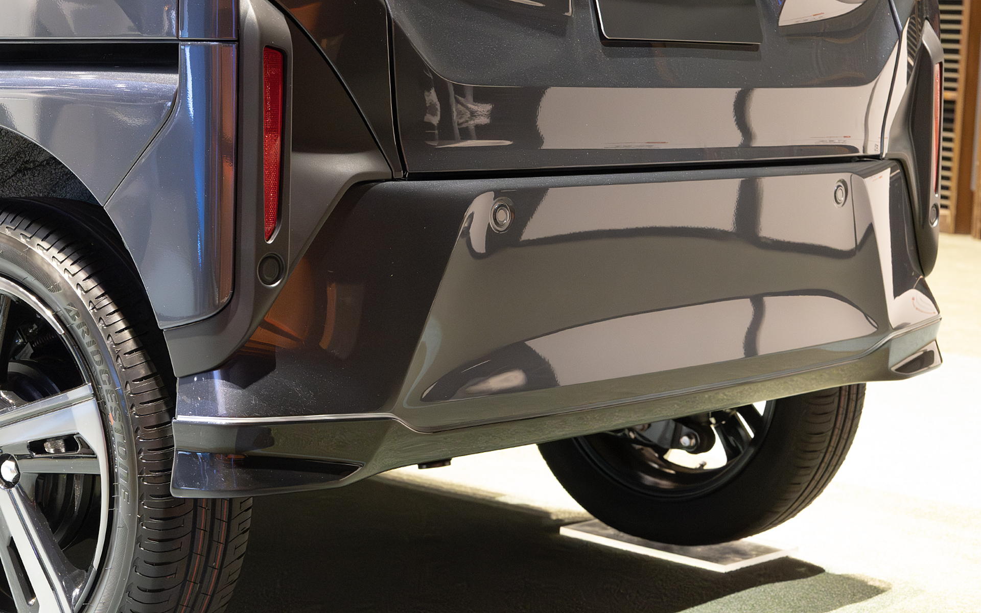 リアロアスカートもフロントと同じテイスト。事前の受注でもアナザースタイルの「ダンディースポーツスタイル」のオプションは人気が高いそうだ