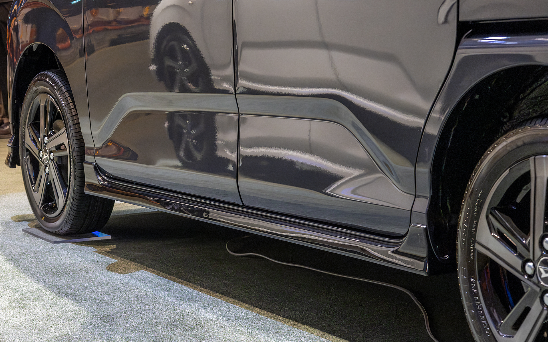 サイドストーンガード（いわゆるサイドステップ）はRSなどの標準品と同形状だがカラーがブラックマイカメタリックになる（標準付属の場合はボディカラーと同じ）