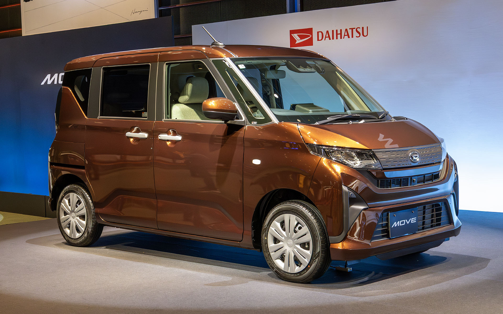 新色のグレースブラウンクリスタルマイカ。展示車はXグレードなのでホイールキャップだが、ボディカラーの質感に対してはアルミホイールが標準装備のGかRSの方がマッチするだろう