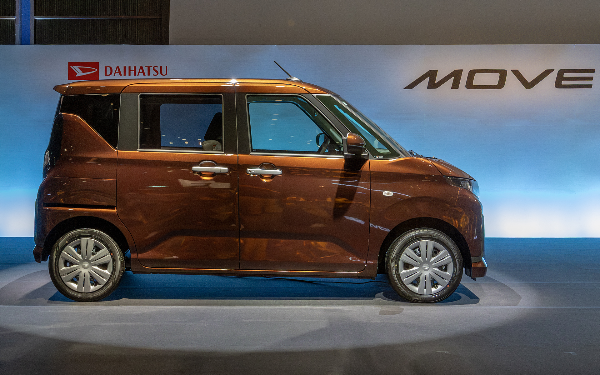 濃いめのカラーでもボディ造形がよく分かることも考えて調色されている。照明が暗かった会場でもボディのラインは見えた