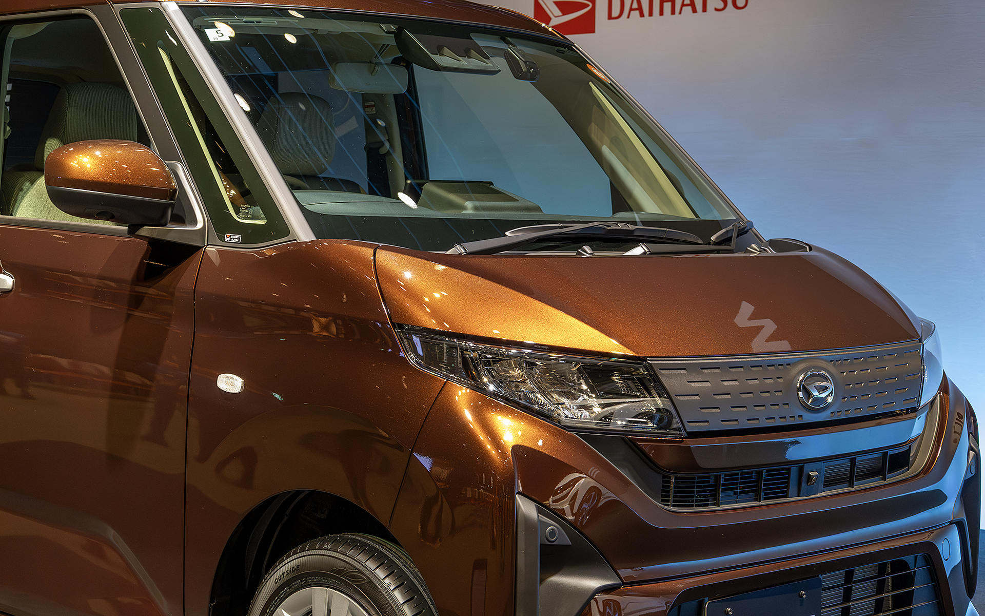 ゴールドのフレークが混ぜてあるので光が当たるとこのようになる