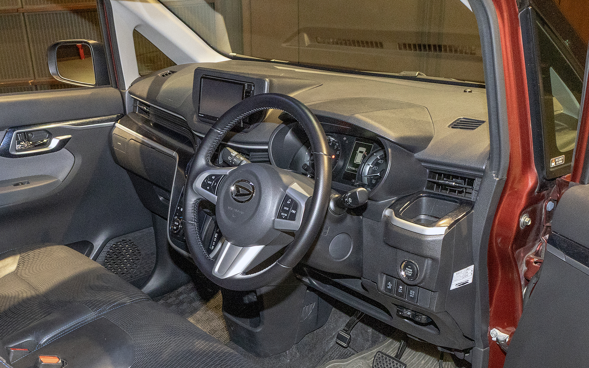 先代のインテリアデザイン。新型ムーヴのインテリアデザイン担当者は先代のインテリアデザインも手がけていた。先代も新型もかっこよく見せることをテーマとしていた