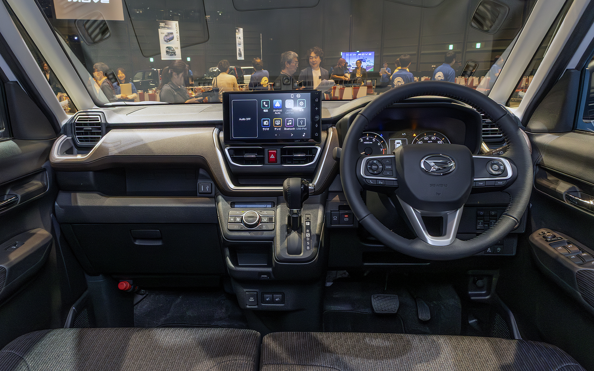 新型ムーヴのインテリア。かっこよさと使いやすさの両方を狙ったデザインとしている