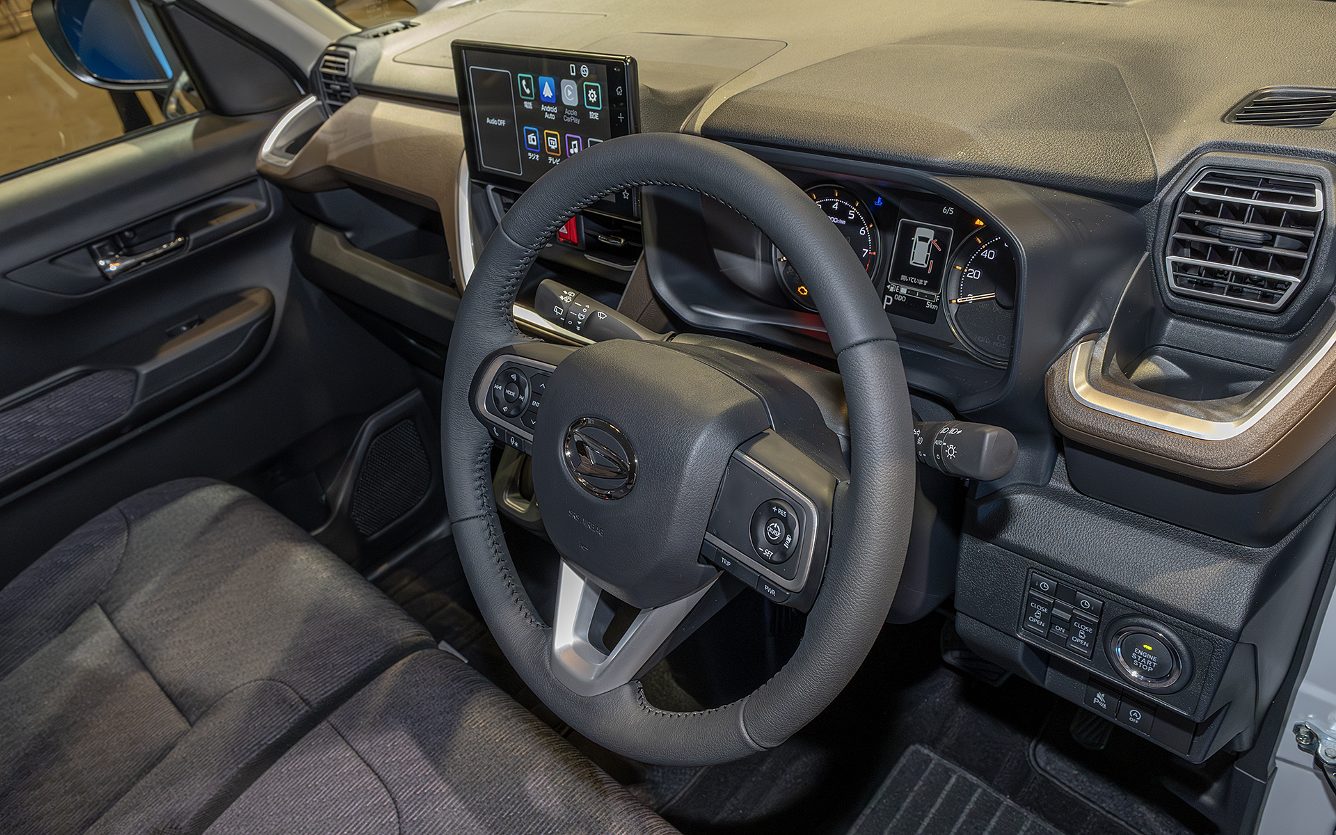 機能部品をはっきり目立つように配置しているが、横への視線の移動が自然に行なえるよう、横の向きのライン（水平軸）をしっかり作っている。室内幅の狭さは感じないデザインでありつつ、視界のよさも感じられるものである