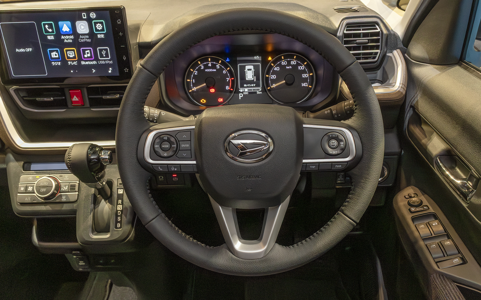 水平軸の基準となるステアリングのデザイン。9時15分の位置に配置されたスポークとスイッチ類の加飾パーツが横のラインを作っている