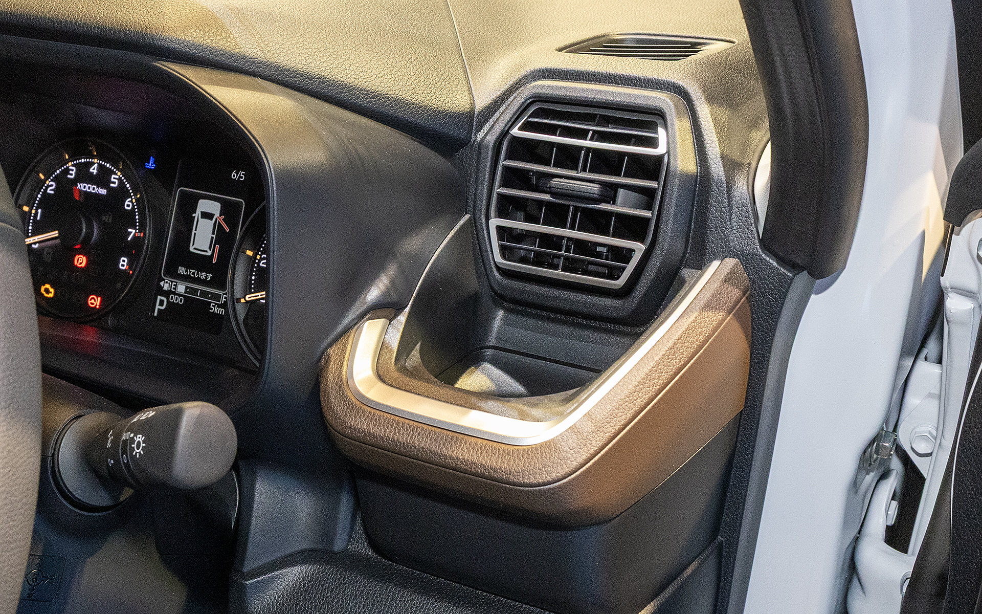 しっかりと存在感のあるレジスターとカップホルダー。使いやすいようにデザインされている