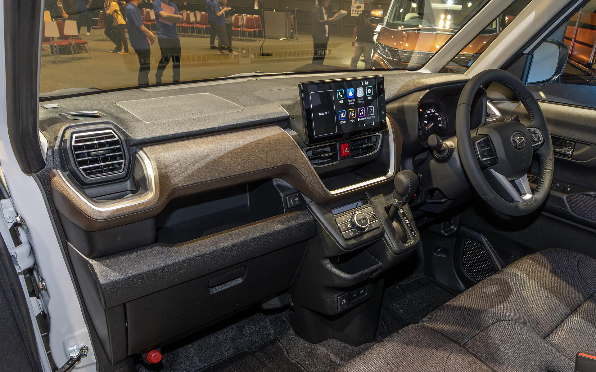 ダッシュボード上部は低くフラットにすることで視界を広くとっている