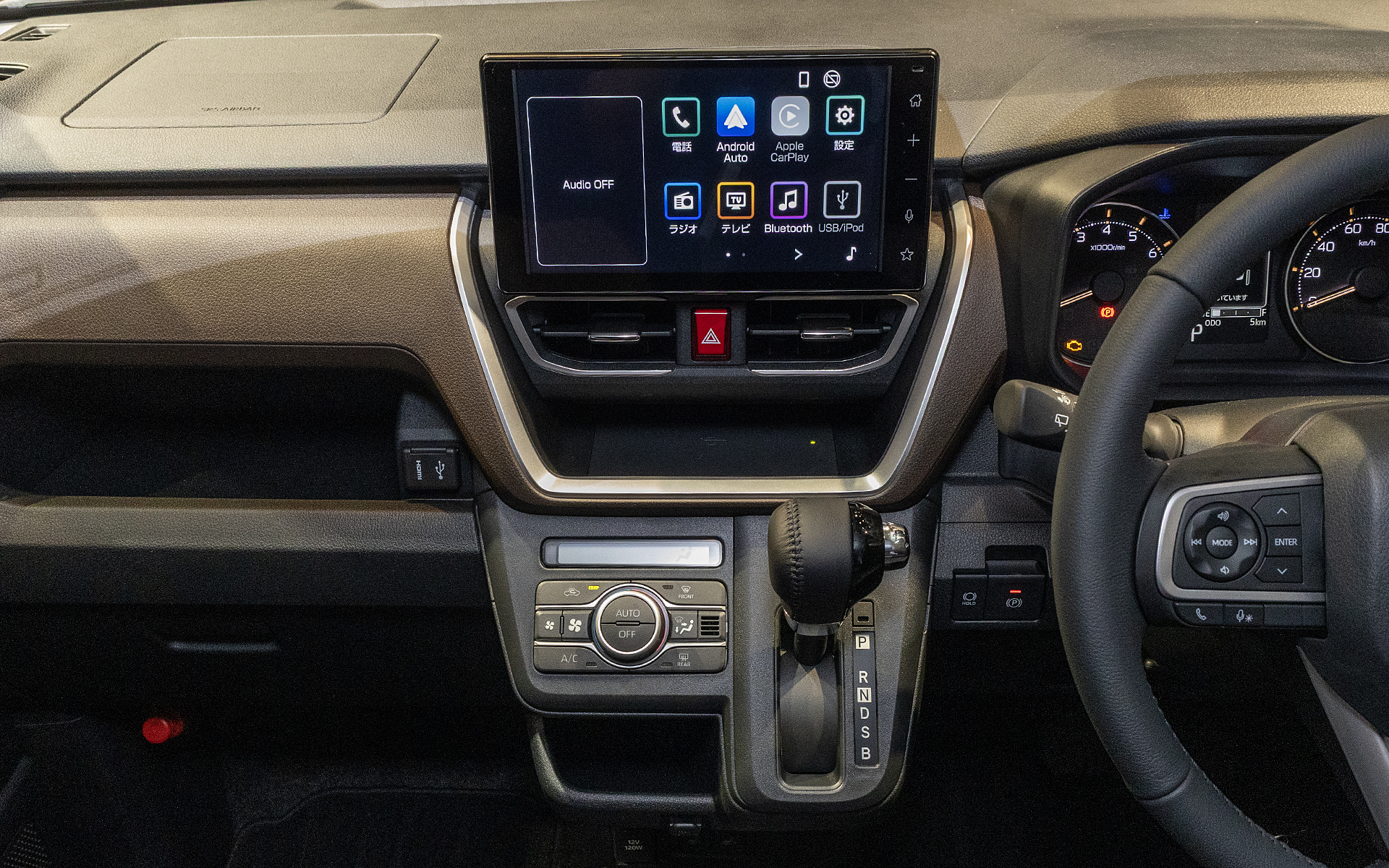 縦の軸は目線の動きを止めるものだが、インテリアデザインではそういう部分が出てしまう。そこで目線が止まる部分には機能部品を使いやすく見やすく配置する