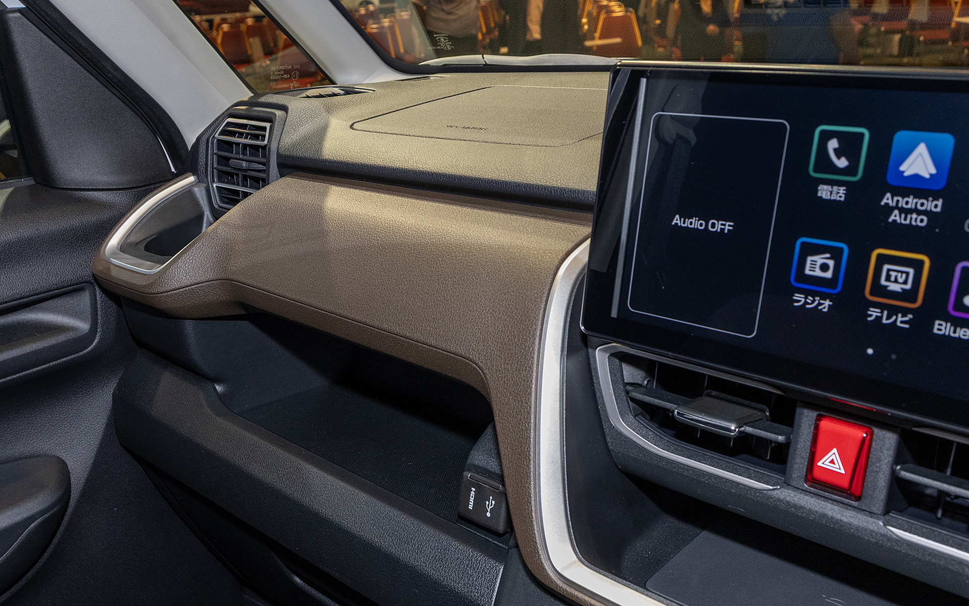 上から見たときに面がしっかりあり、質感も感じるようエッジの部分を多角なデザインとしている、また、適当に乗員側にせり出すことでスポーティな囲まれ感も演出。タントなどでは広さを感じることが大事になるが、ムーヴでは見せ方が違うのだ