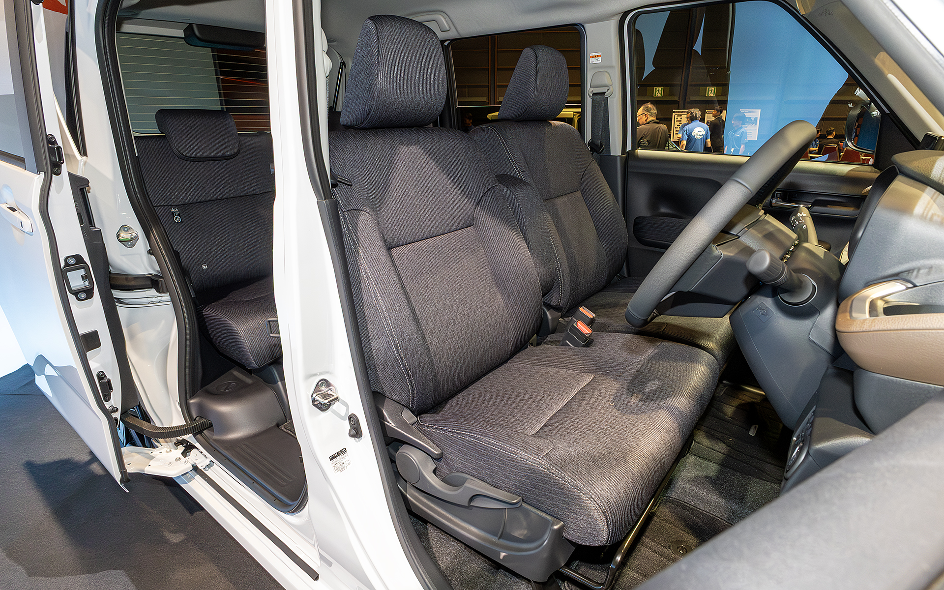 新型ムーヴのフロントシート。幅広い身長に対応するようシートリフターがLを除くグレードに標準装備されている