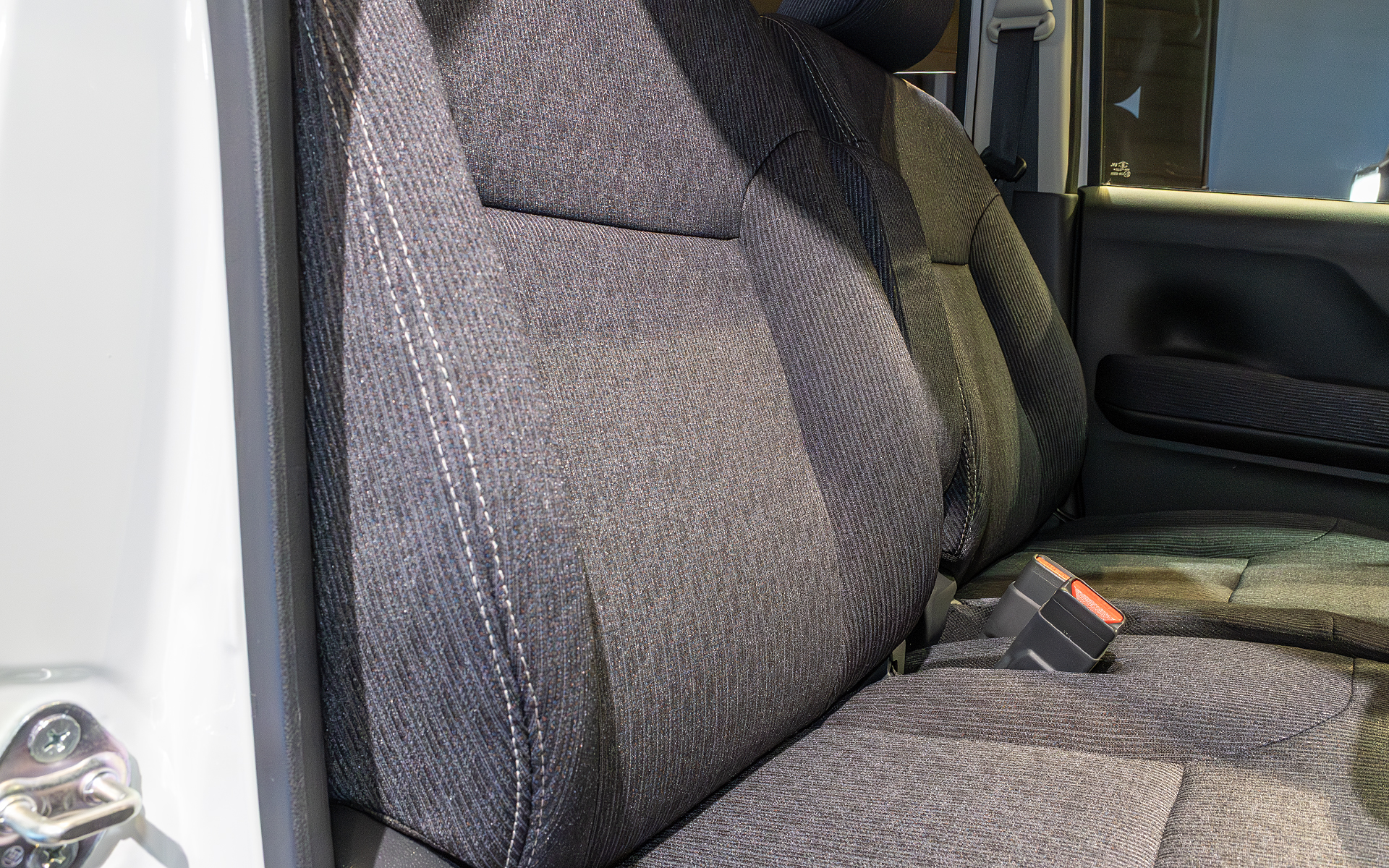 サポートは深めに設定されているので、カーブの際に体の動きが抑えられる。ドライブのしやすさに加え、ドライブ中の体の支えに腕や足、体幹を使わないので疲労度が少ないというメリットもある