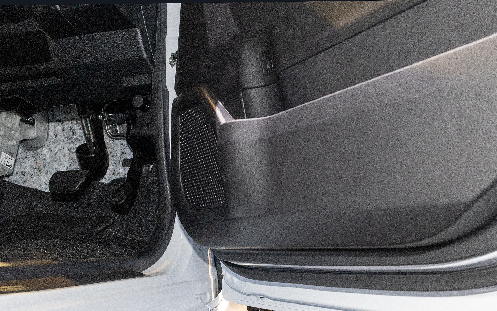 ドアを少ししか開けない状態で乗り降りをすることもあるが、その際に足をぶつけがちなインナーパネル下部を斜めにすることで足が当たりにくくなっている。こうした細かい部分まで考えられている