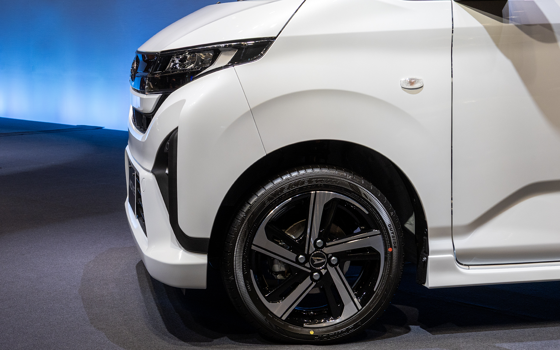 RSグレードは15インチタイヤに合わせた足まわりのセッティングにするために、ショックアブソーバーを他のグレードとは違うものにしている