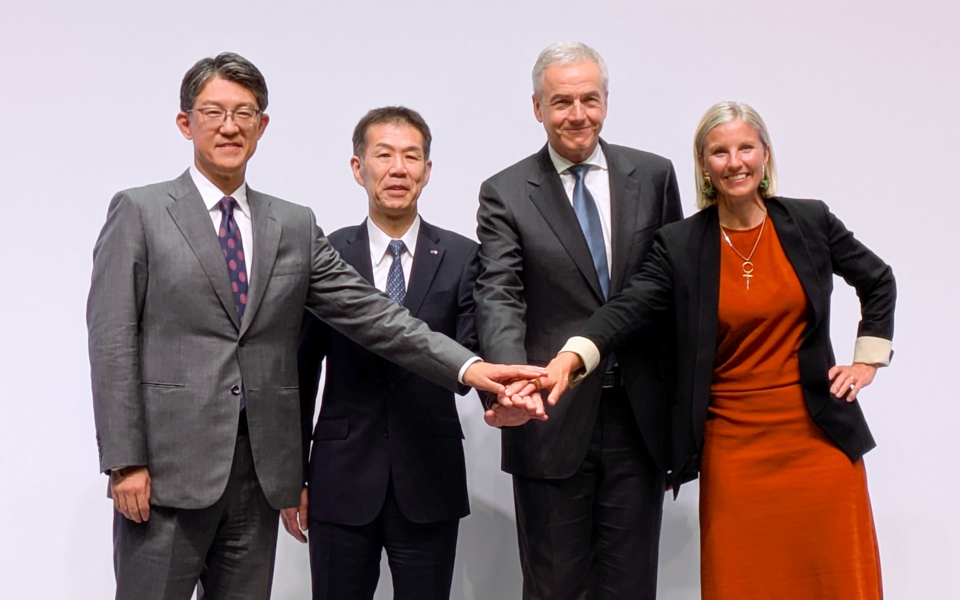 共同記者会見に参加した（左から）、トヨタ自動車株式会社 代表取締役社長・CEO 佐藤恒治氏、野自動車株式会社 代表取締役社長・CEO 小木曽聡氏、新会社CEO 兼 三菱ふそうトラック・バス株式会社 代表取締役社長・CEO カール・デッペン氏、ダイムラートラック社 CEO カリン・ラドストロム氏