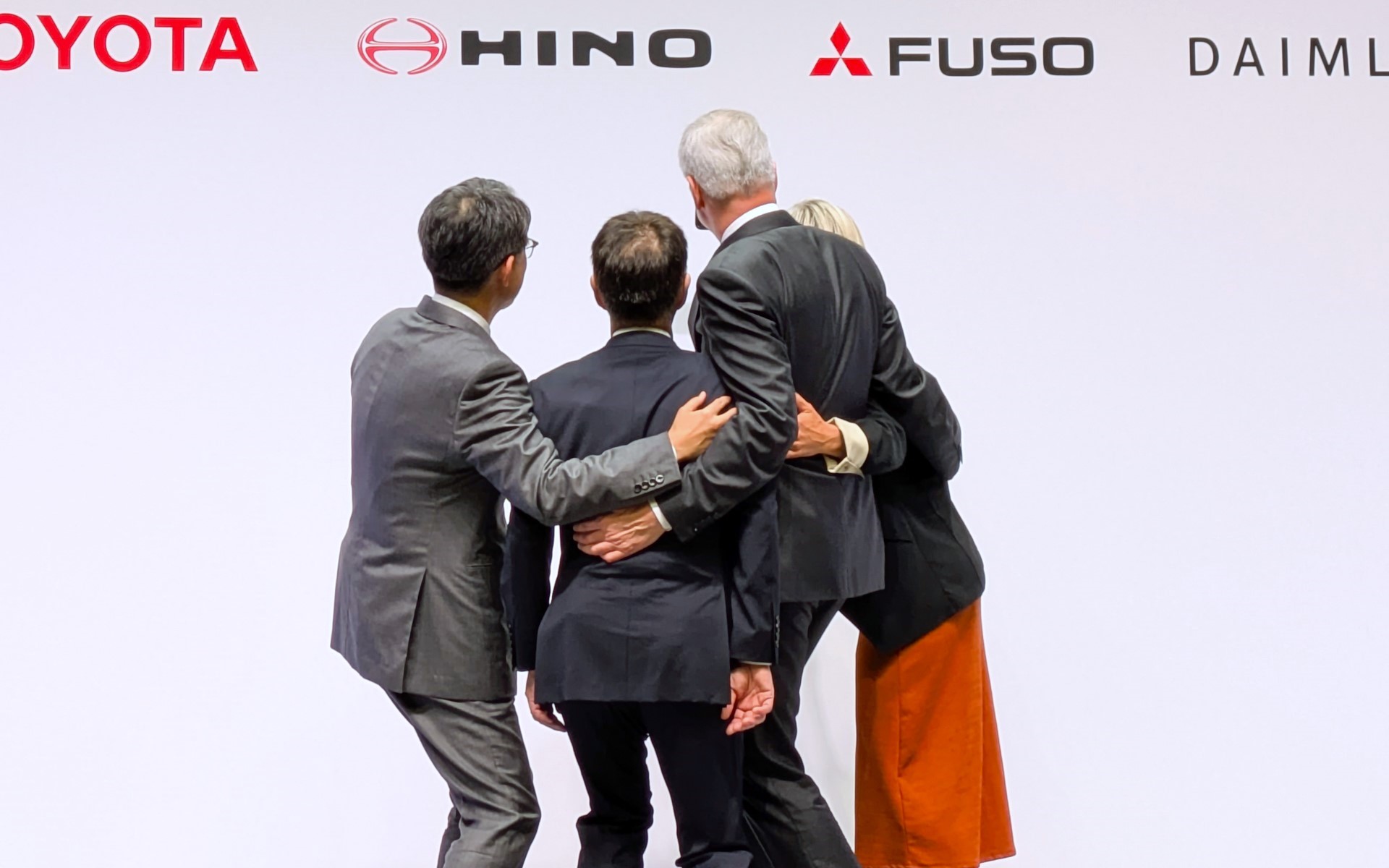 共同記者会見後に4人で自撮り記念撮影を行ない打ち解けた様子を見せていた