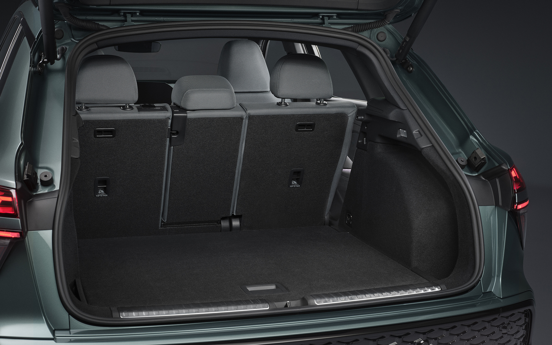 インテリアでは11.9インチのインストルメントクラスターと12.8インチのMMIタッチディスプレイを備えたパノラミックディスプレイなどを装備