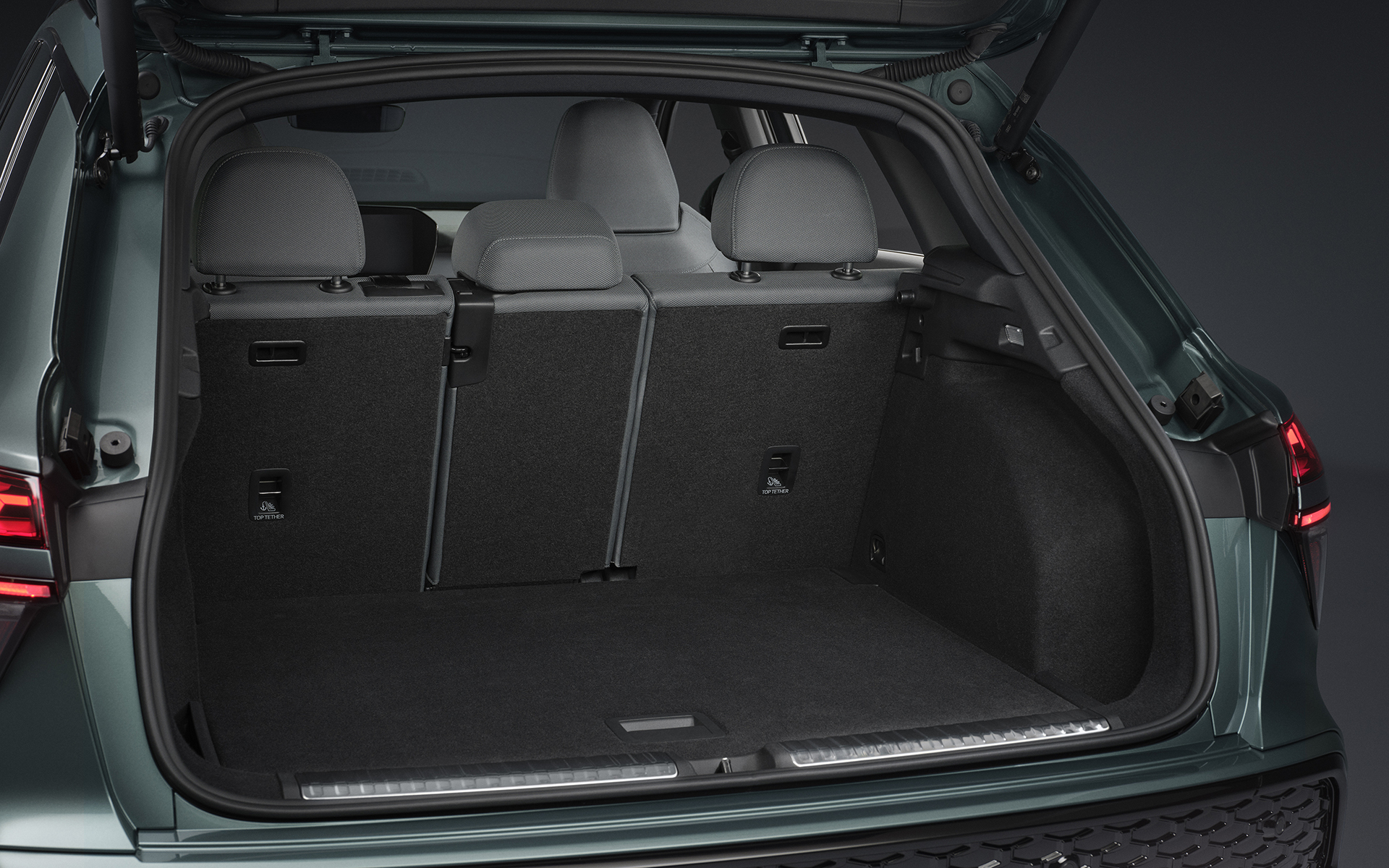 インテリアでは11.9インチのインストルメントクラスターと12.8インチのMMIタッチディスプレイを備えたパノラミックディスプレイなどを装備