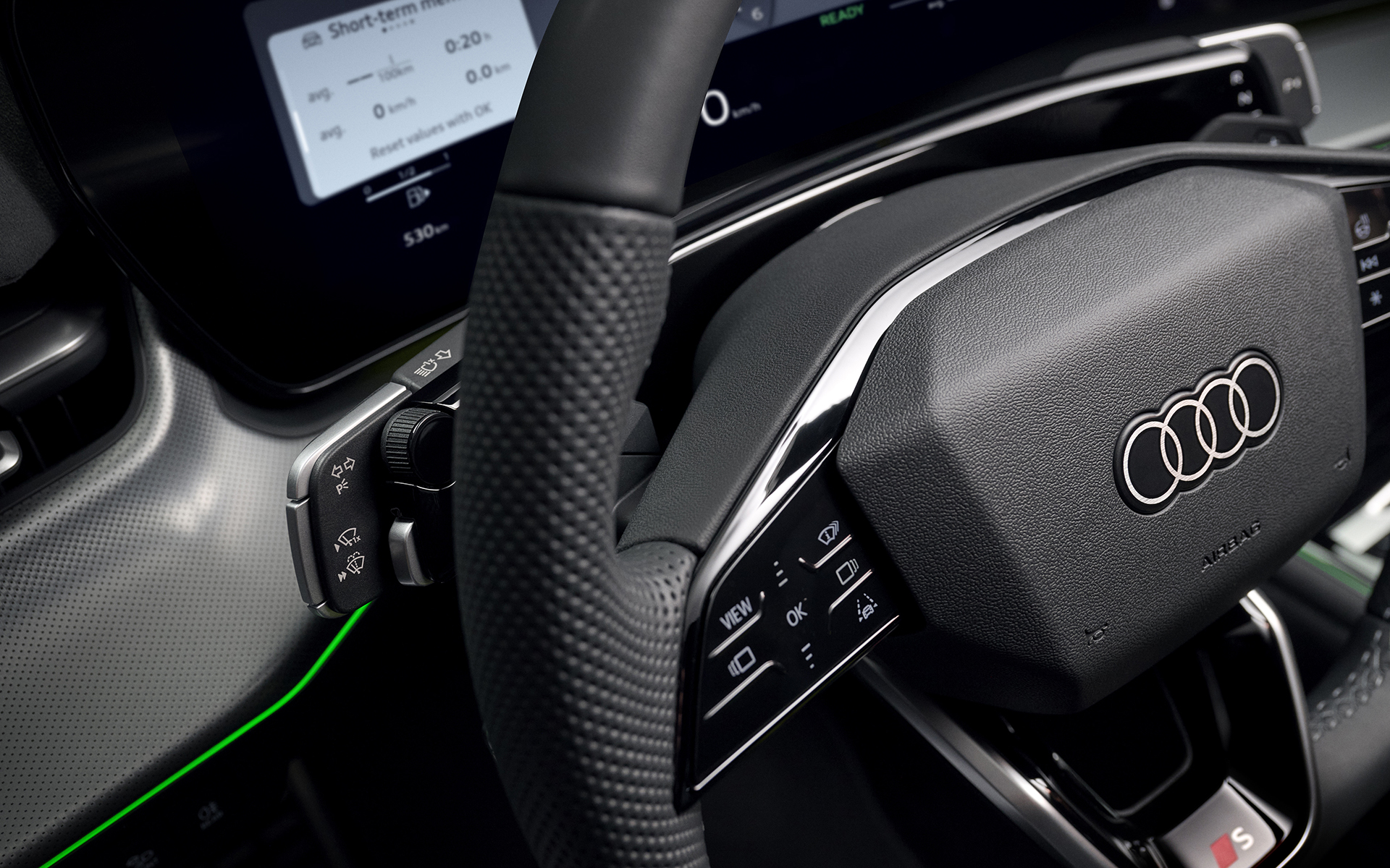 インテリアでは11.9インチのインストルメントクラスターと12.8インチのMMIタッチディスプレイを備えたパノラミックディスプレイなどを装備