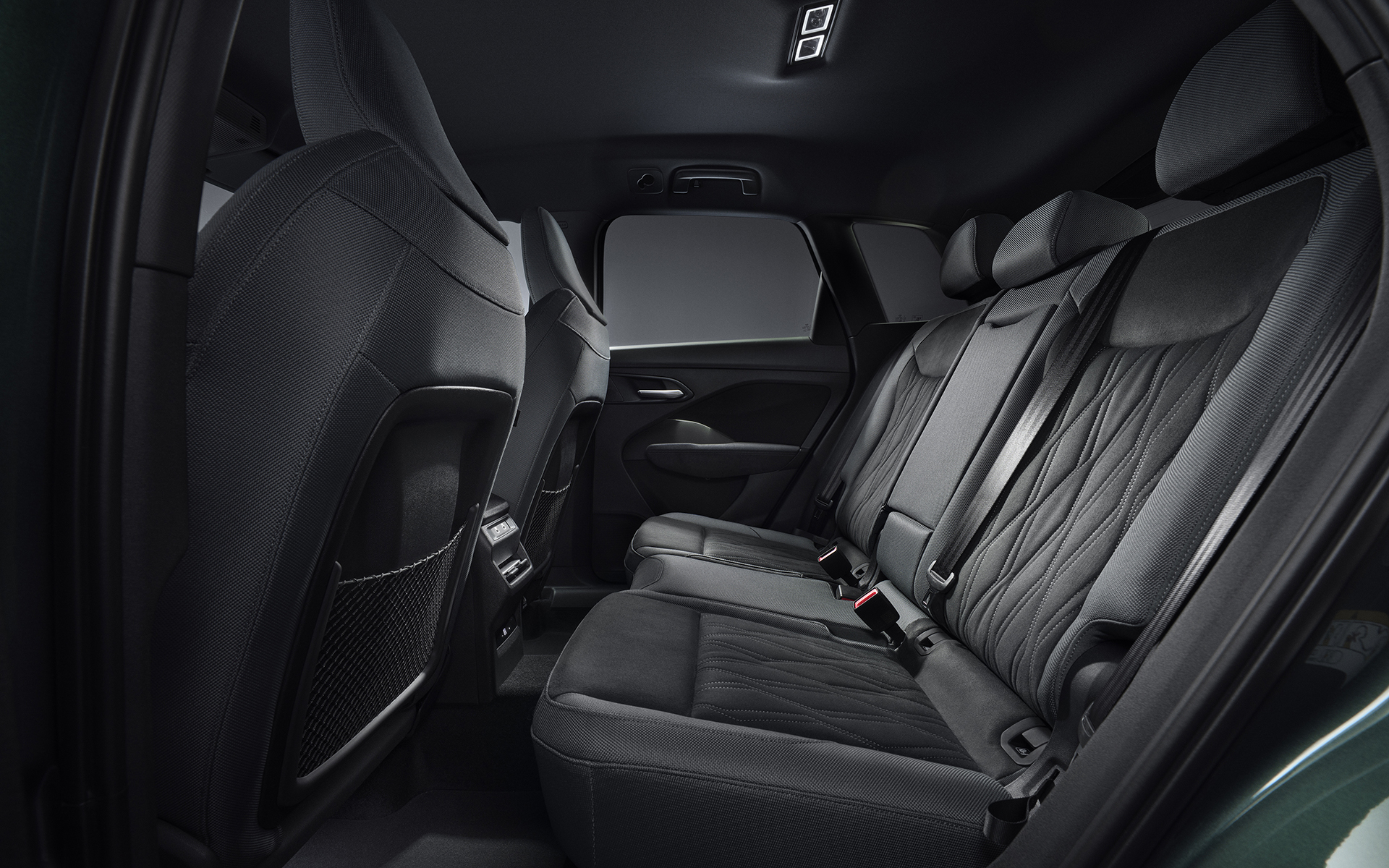 インテリアでは11.9インチのインストルメントクラスターと12.8インチのMMIタッチディスプレイを備えたパノラミックディスプレイなどを装備