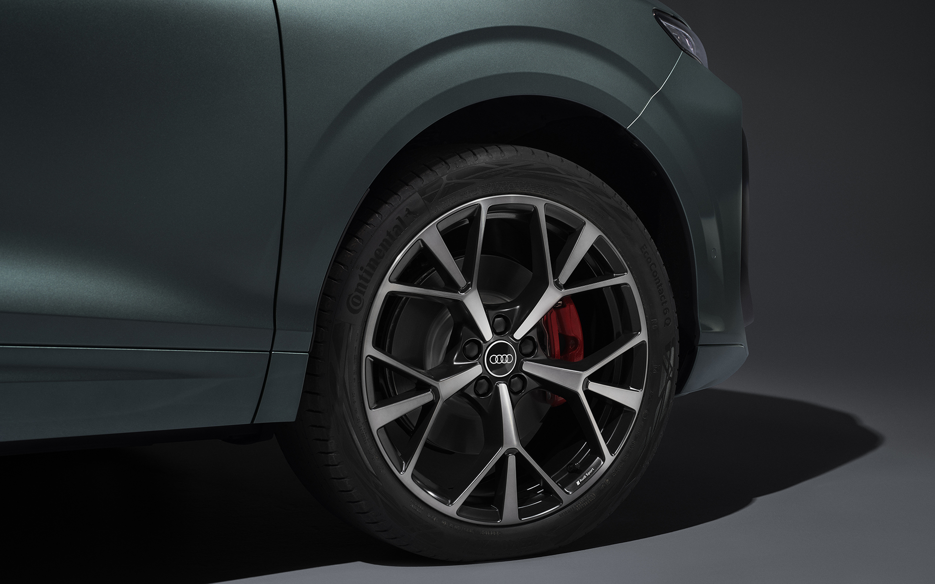 新型Q3ではダイナミックで力強いSUVのプロポーションと、広々とした室内空間の両立を特徴とした