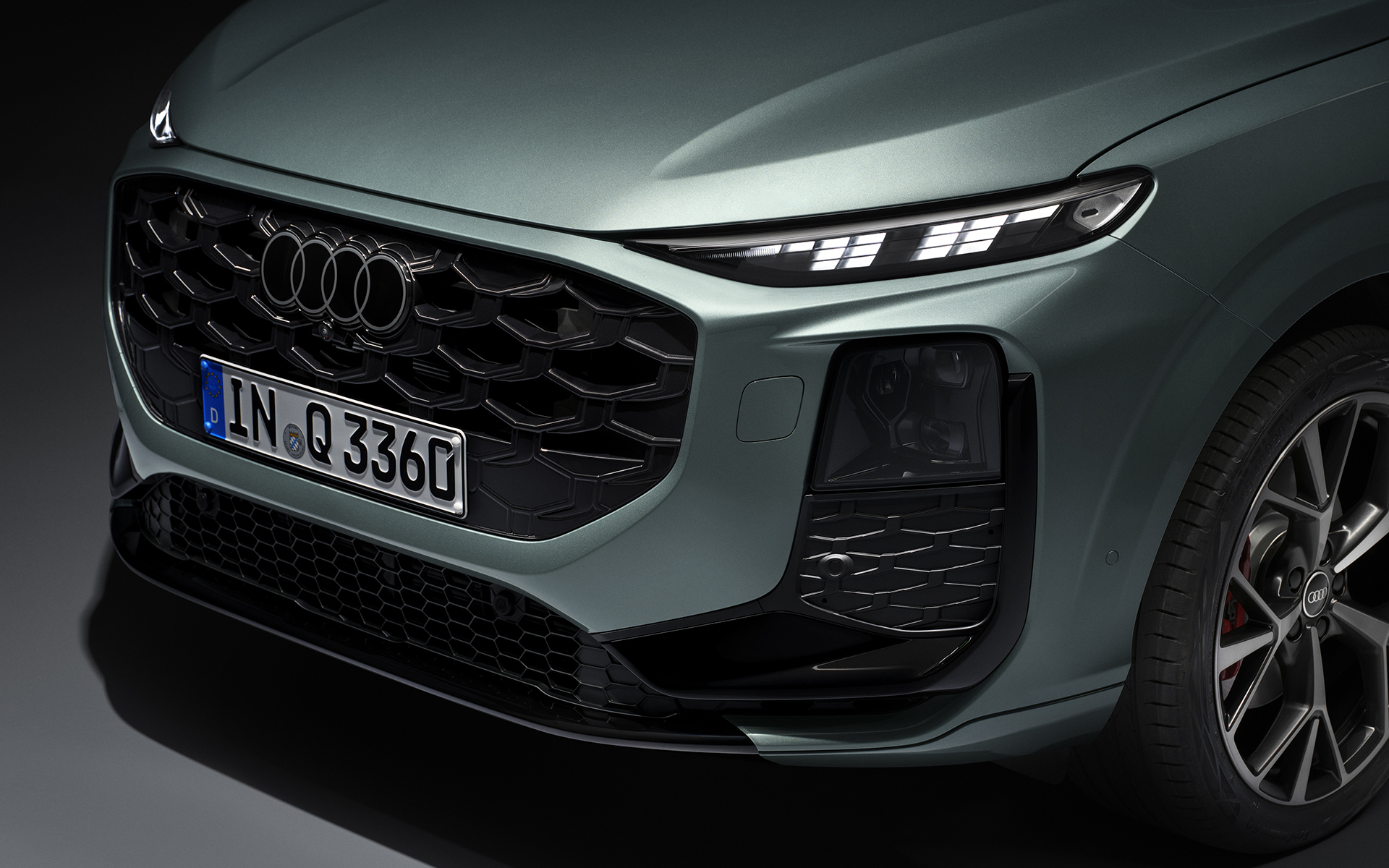 新型Q3ではダイナミックで力強いSUVのプロポーションと、広々とした室内空間の両立を特徴とした