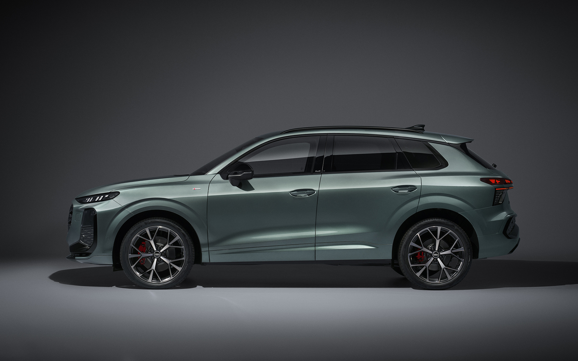 新型Q3ではダイナミックで力強いSUVのプロポーションと、広々とした室内空間の両立を特徴とした