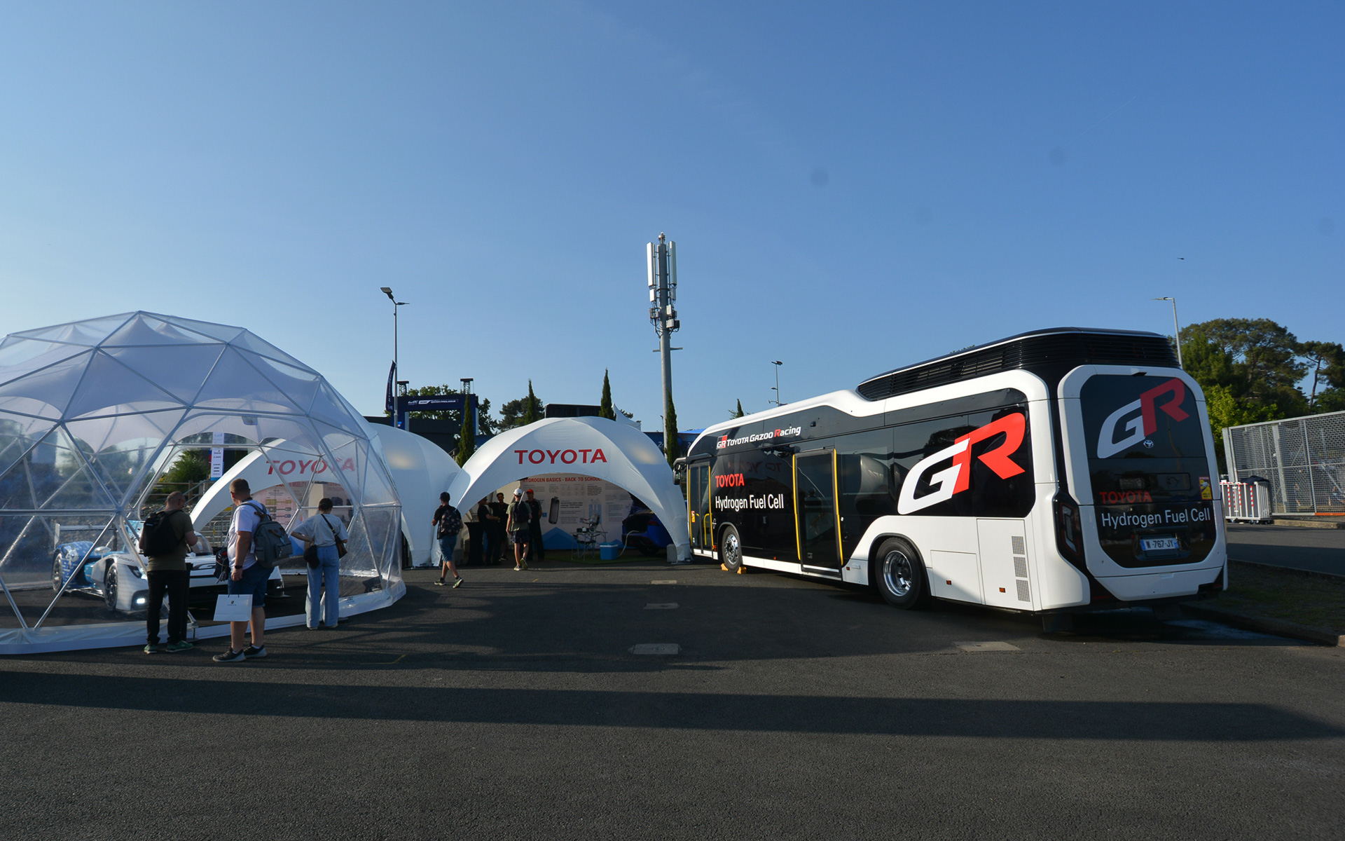 水素ビレッジでは、FC（燃料電池）バス「Moving e」も展示されていた