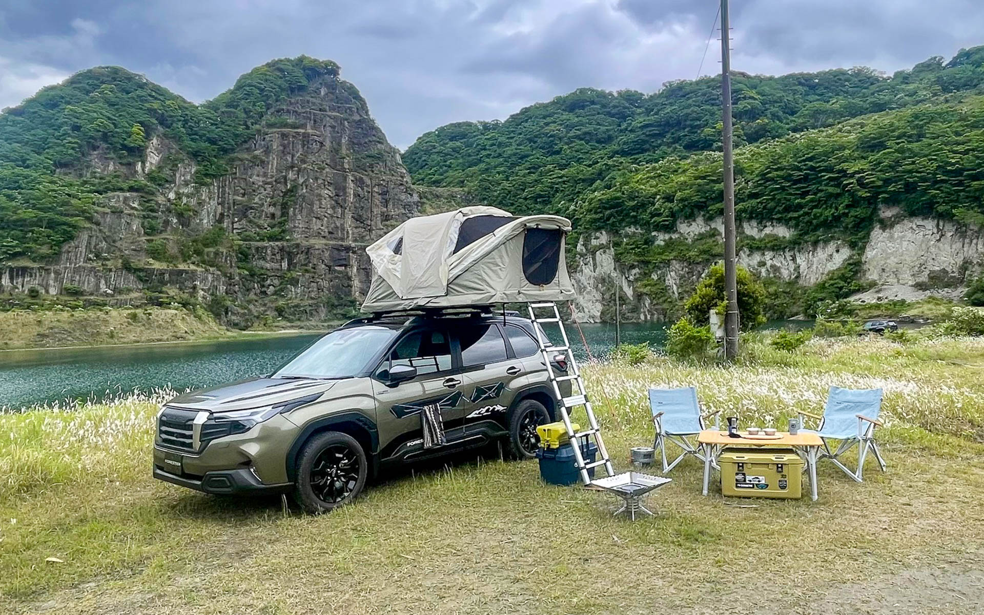 湖畔のフォレスター。なかなかサマになっている。これだけのキャンプ用品を運べる積載量ということか