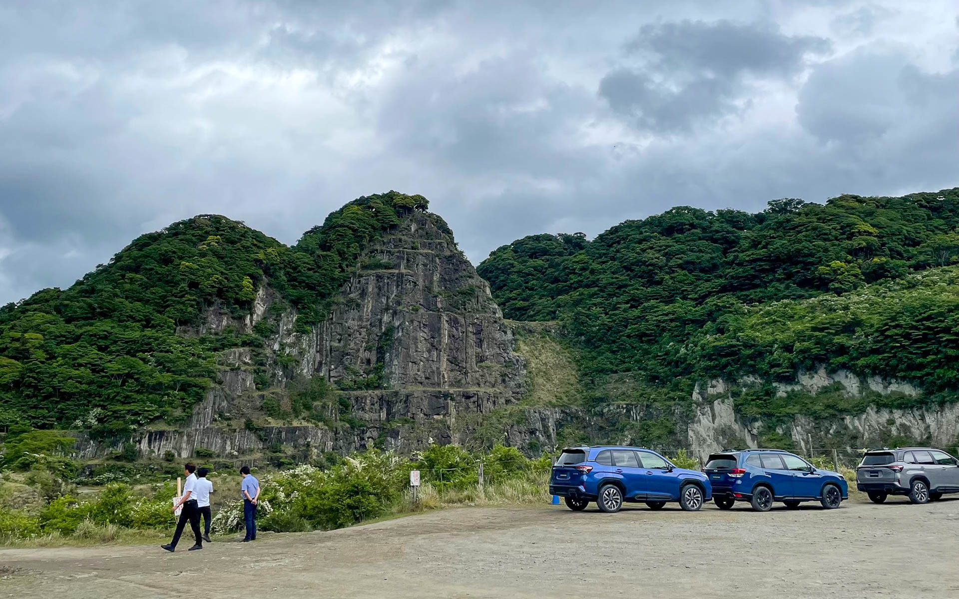 鋸山周辺の地形。房総半島の来歴が分かりそうな激しい地層。タモリさんの好物かな……