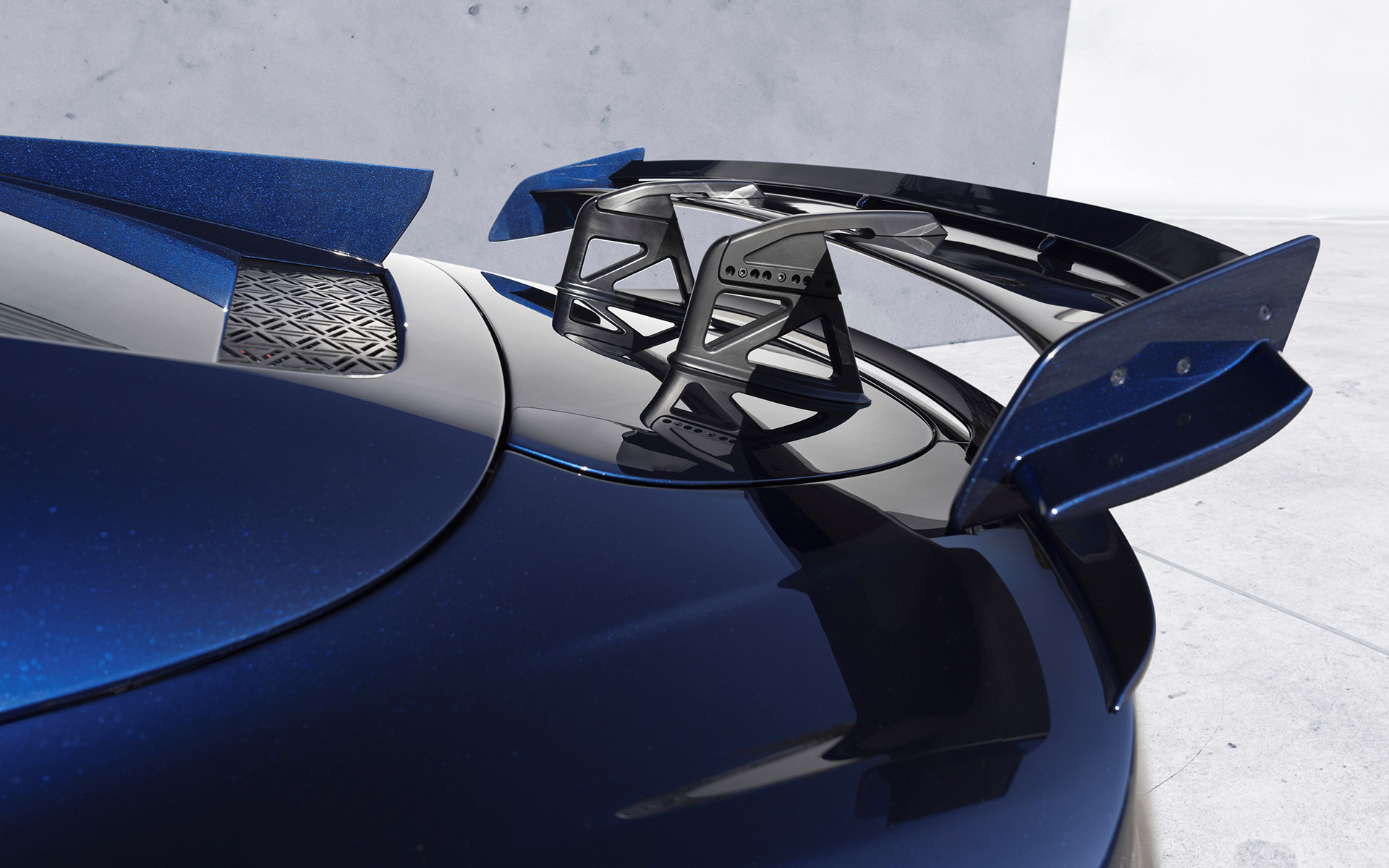 リアまわりでは新設計のリアスポイラーやダックテールスポイラーなどが採用された