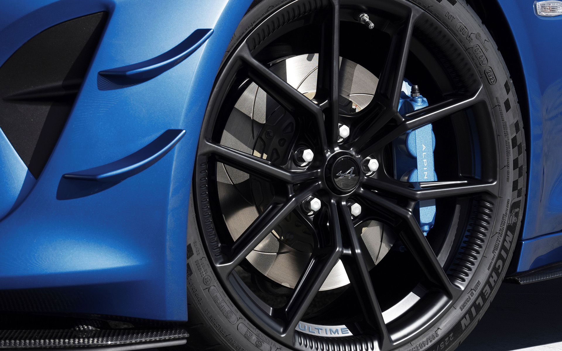 足下は新デザインの専用鍛造ホイール（フロント18インチ、リア19インチ）を装備し、専用開発のミシュラン パイロットスポーツ カップ 2をセット