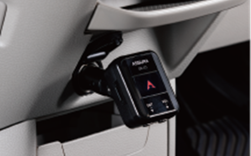 一体型GPSレシーバー（GR-121）はシガーソケットに挿すだけで使えるので便利だ