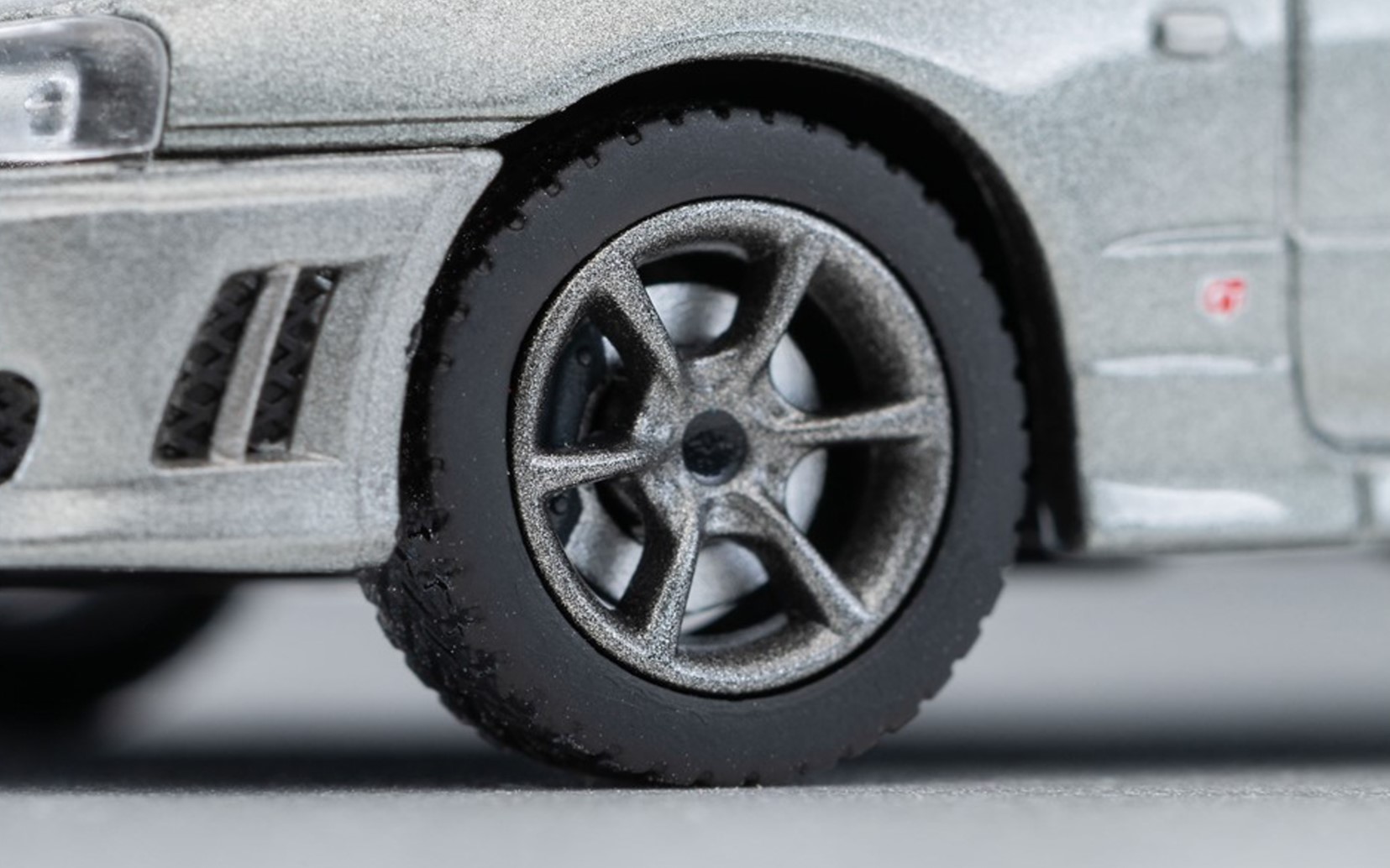 2商品は同車種ながらホイール形状が異なる