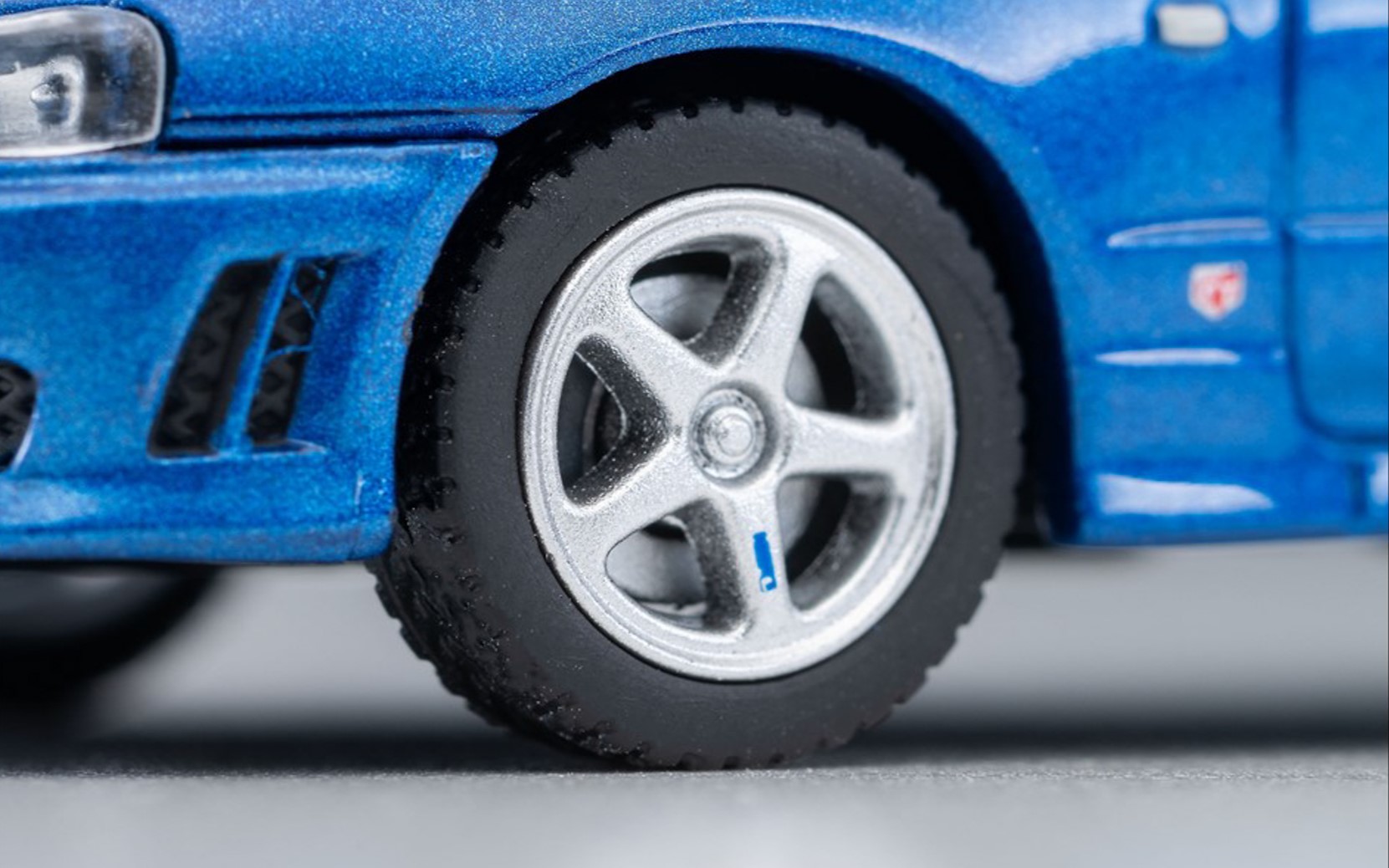 2商品は同車種ながらホイール形状が異なる