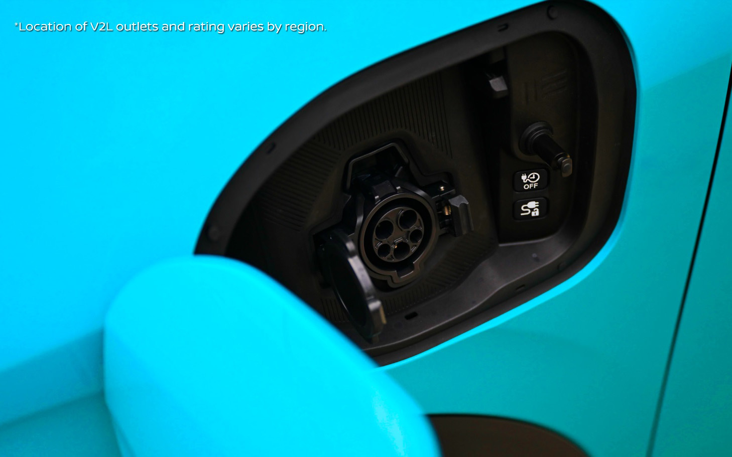 室内には最大1500Wの出力に対応したコンセントを搭載し、V2L（Vehicle-to-load）アクセサリアダプターを使用することで外部充電ポートからも電力の使用を可能にしている