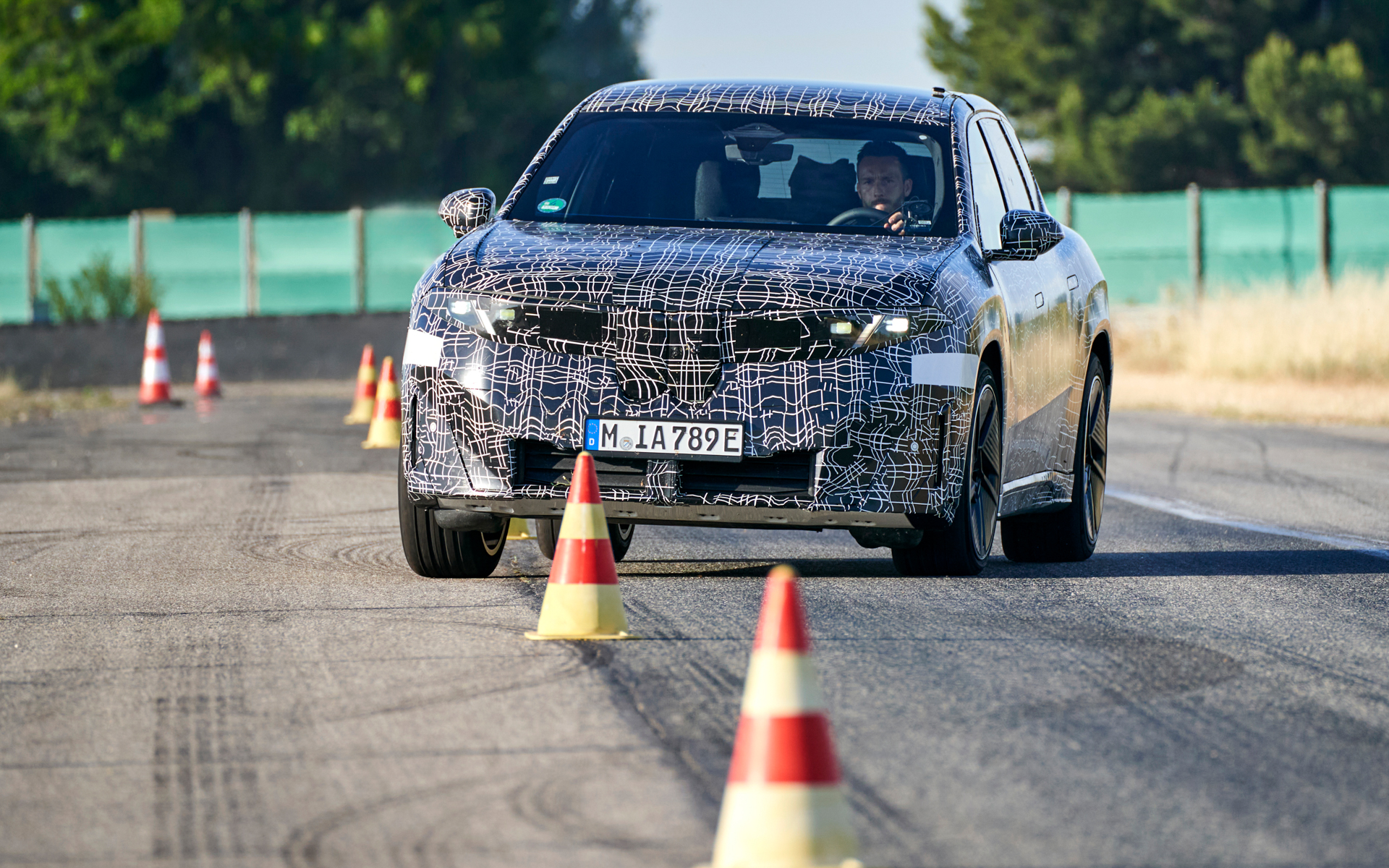 テスト中の新型iX3（プロトタイプ）