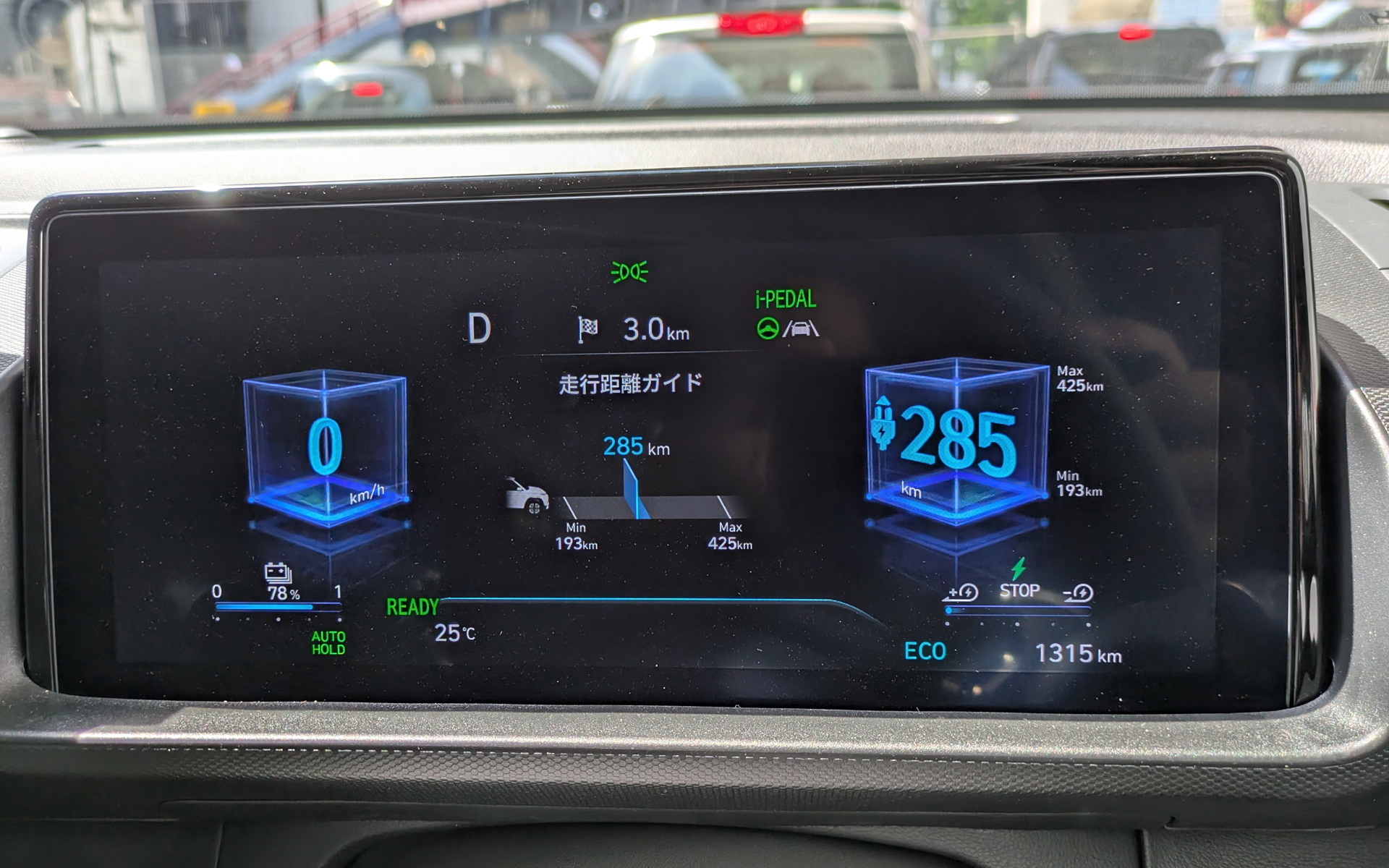 インスターのメーターは、エクステリアのデザインにも採用している「キューブ」をモチーフにした表示もあり、見ていて楽しいです